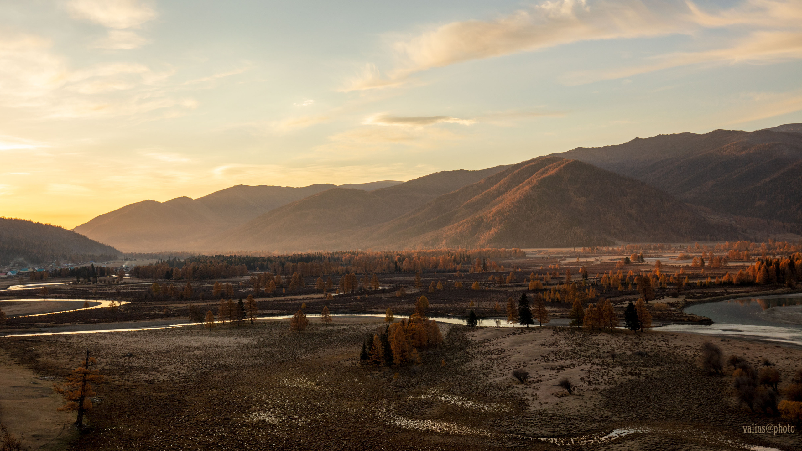 Алтай, горная река. Рассвет.