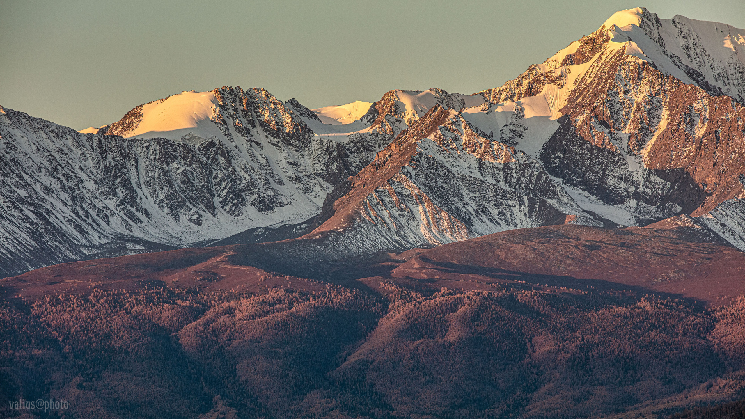 Алтай. Горы. Рассвет в горах. Извилистая река Чуя. 