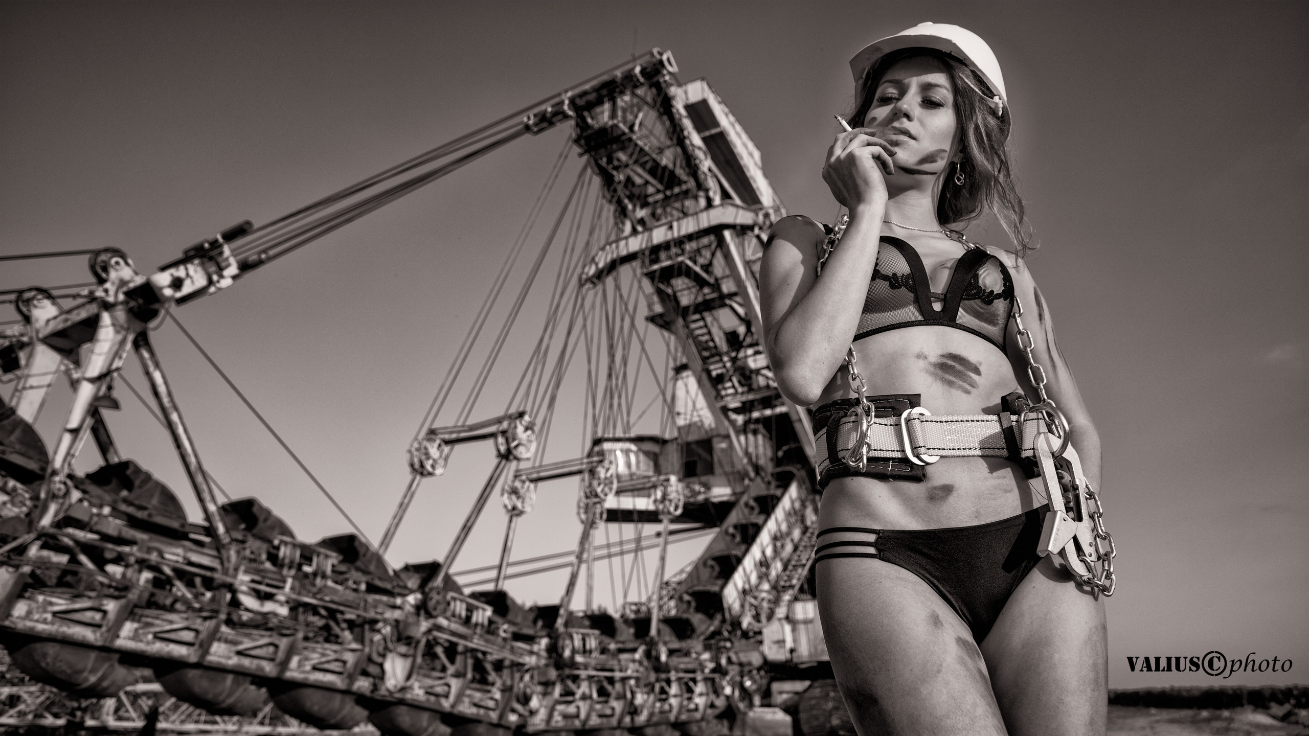 Прораб на стройке может быть и таким. Воскресенский карьер. Черно-белая эротика. Прекрасная обнаженная девушка. 