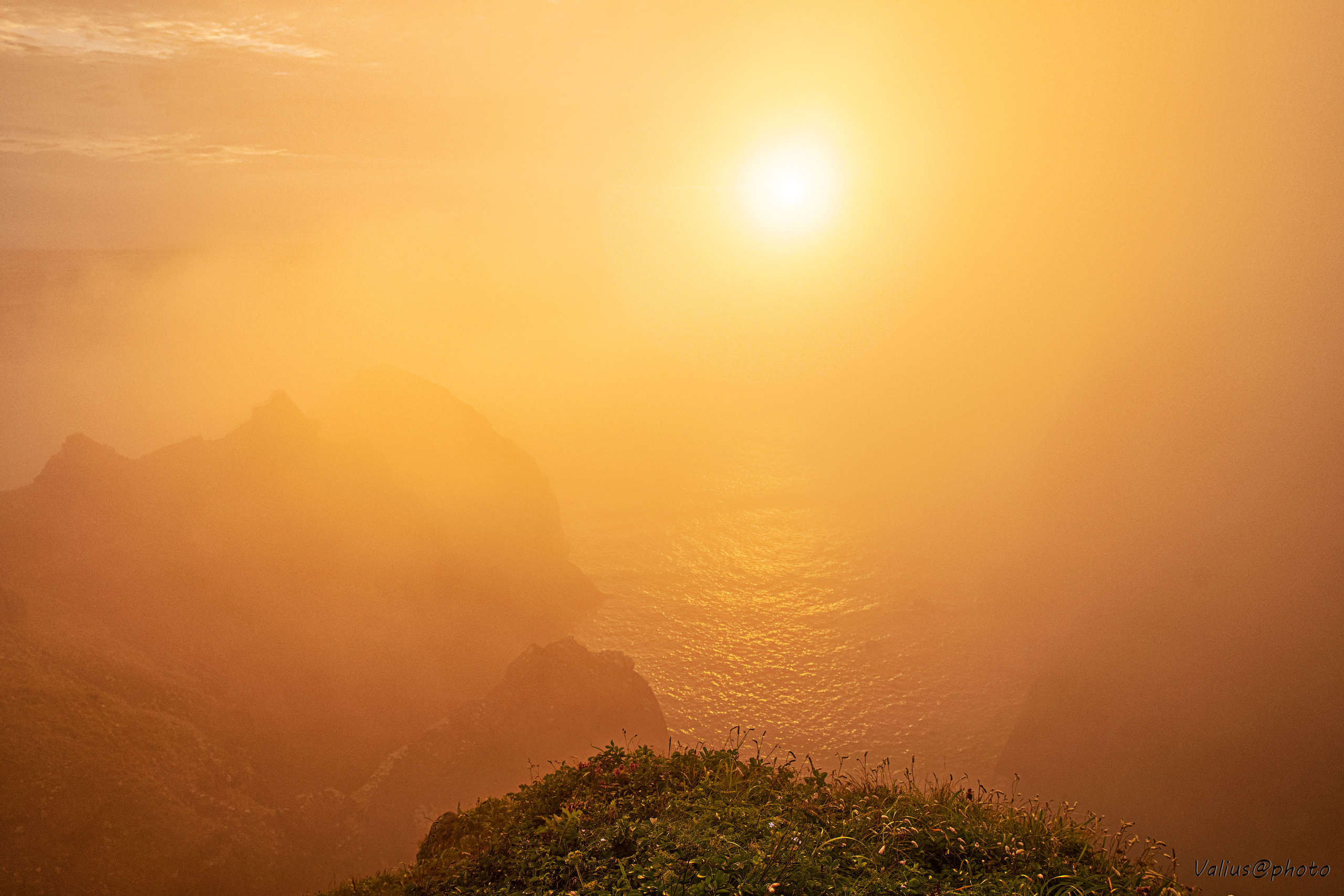 Оранжевый рассвет на острове Шикотан. Мыс Краб.