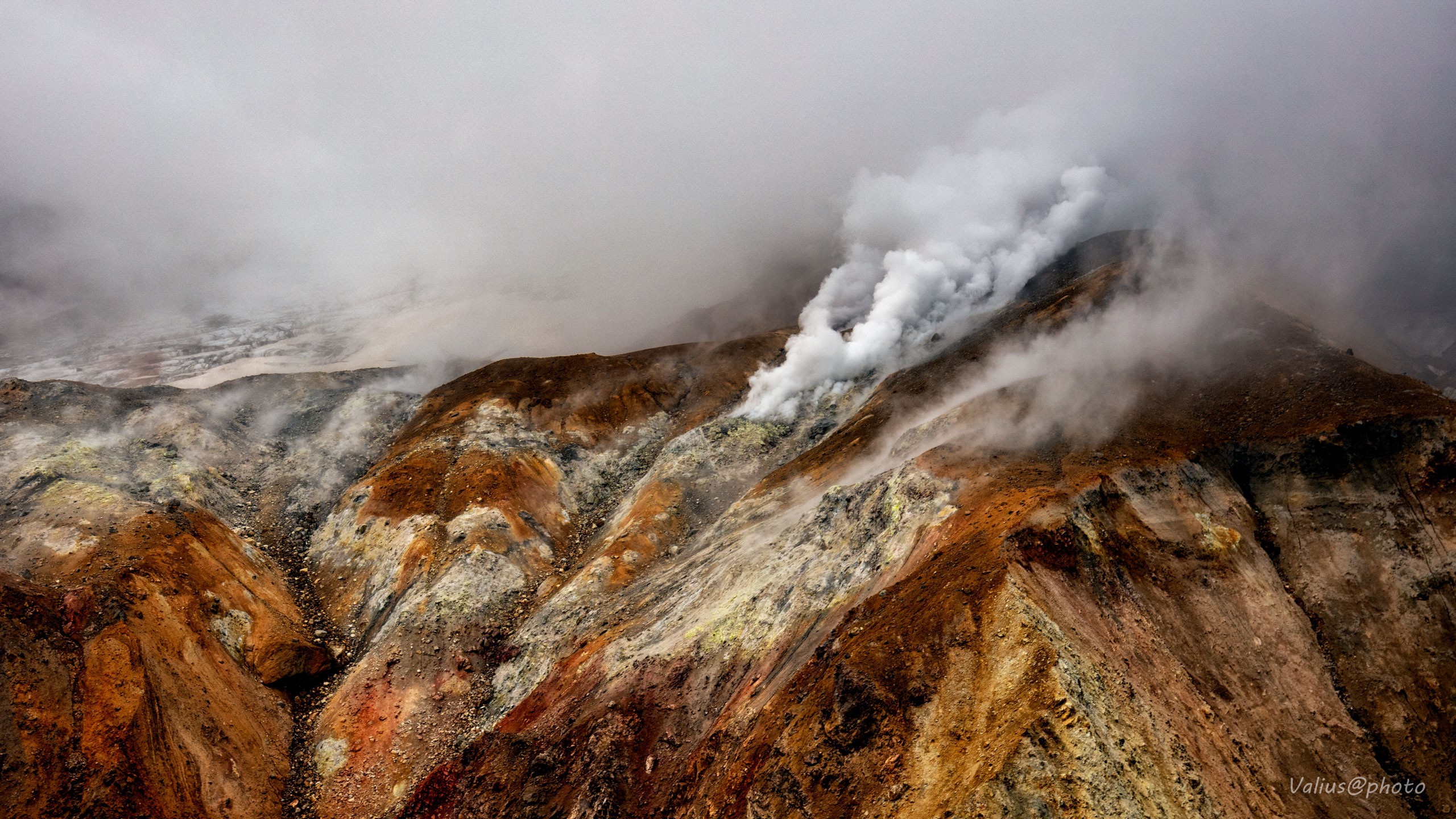 Камчатка, фумаролы на склоне вулкана Мутновский.