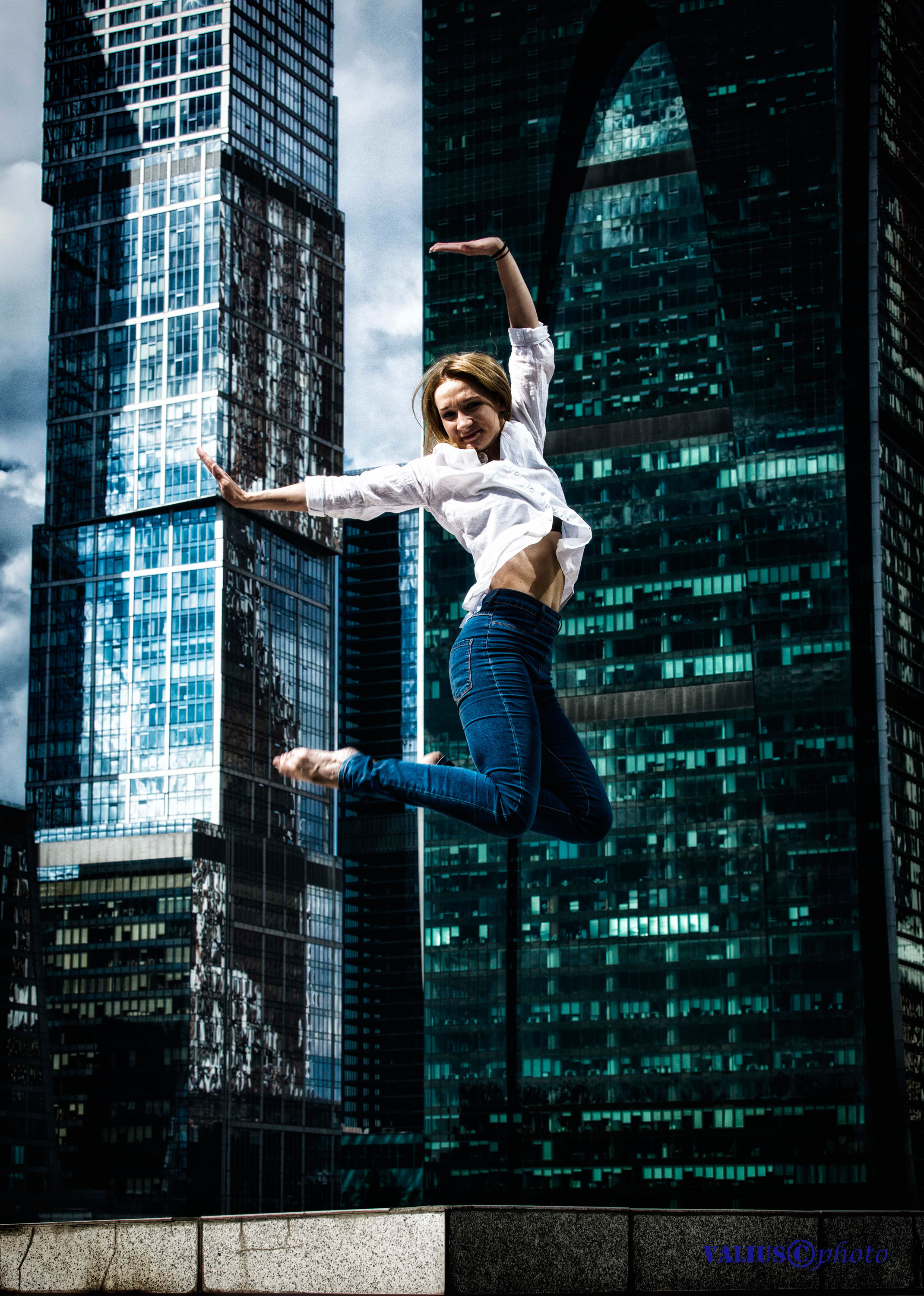 Москва. Танец на фоне Москва-сити