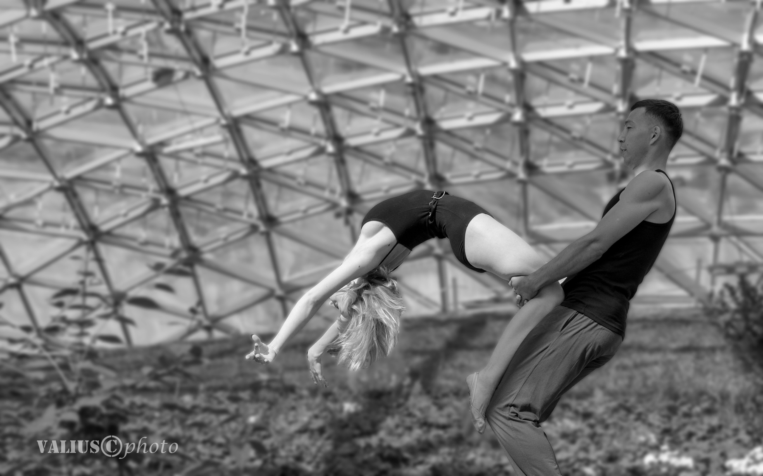 Москва. Парная акробатика, на фоне Кремля.