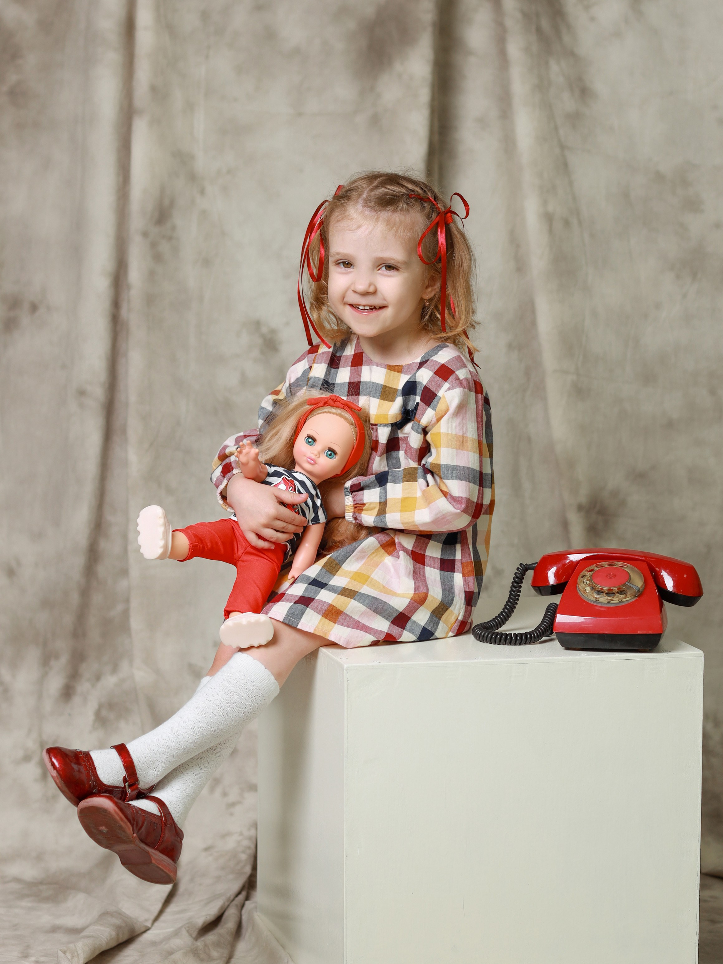 Общее фото в детском саду с выездным реквизитом в Тюмени. Выпускные альбомы в Тюмени для школ, садов, вузов спортивных секций