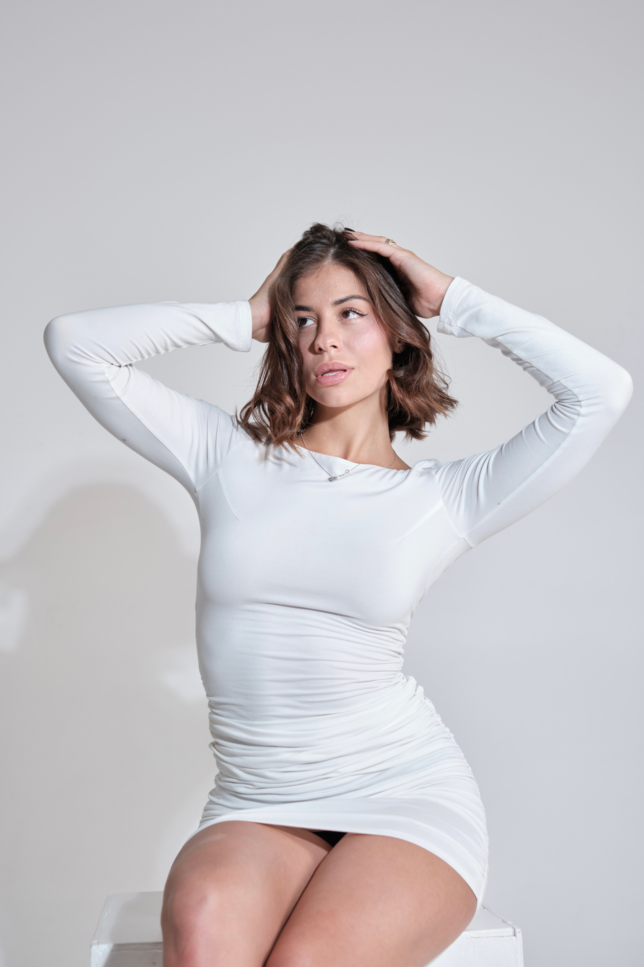 Сьемка в студии для модельного агентства, девушка в белом платье