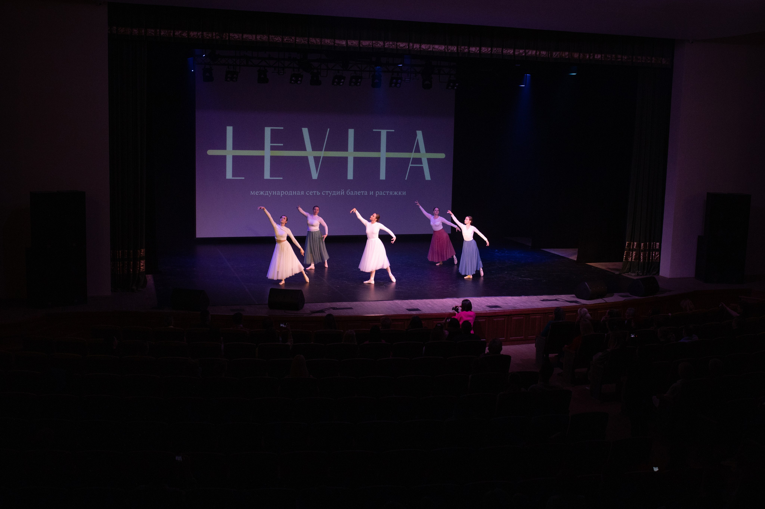 Закулисье отчетного концерта студии балета и растяжки «Левита». Фотограф в Новосибирске Ася Зверева
