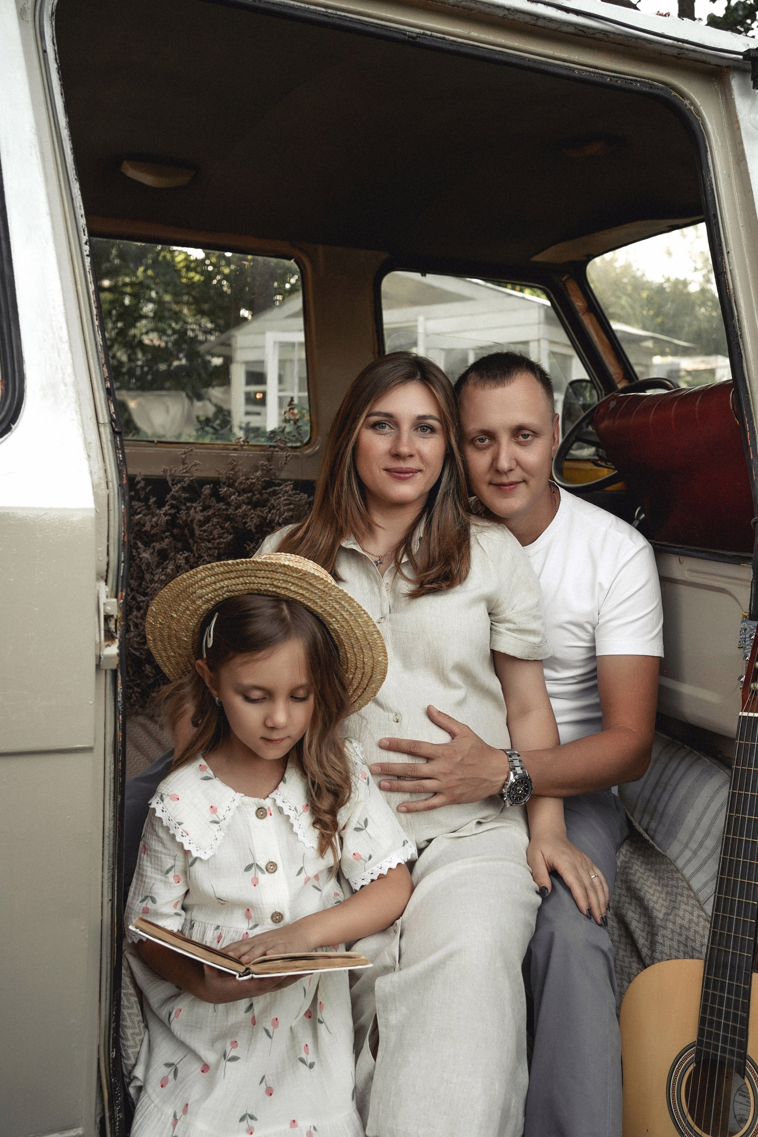 Семья в фотостудии на пруду. Свадебный фотограф в Ростове-на-Дону. Таинство Крещения и Венчания, семейные фотосессии. Алёна Чёботова