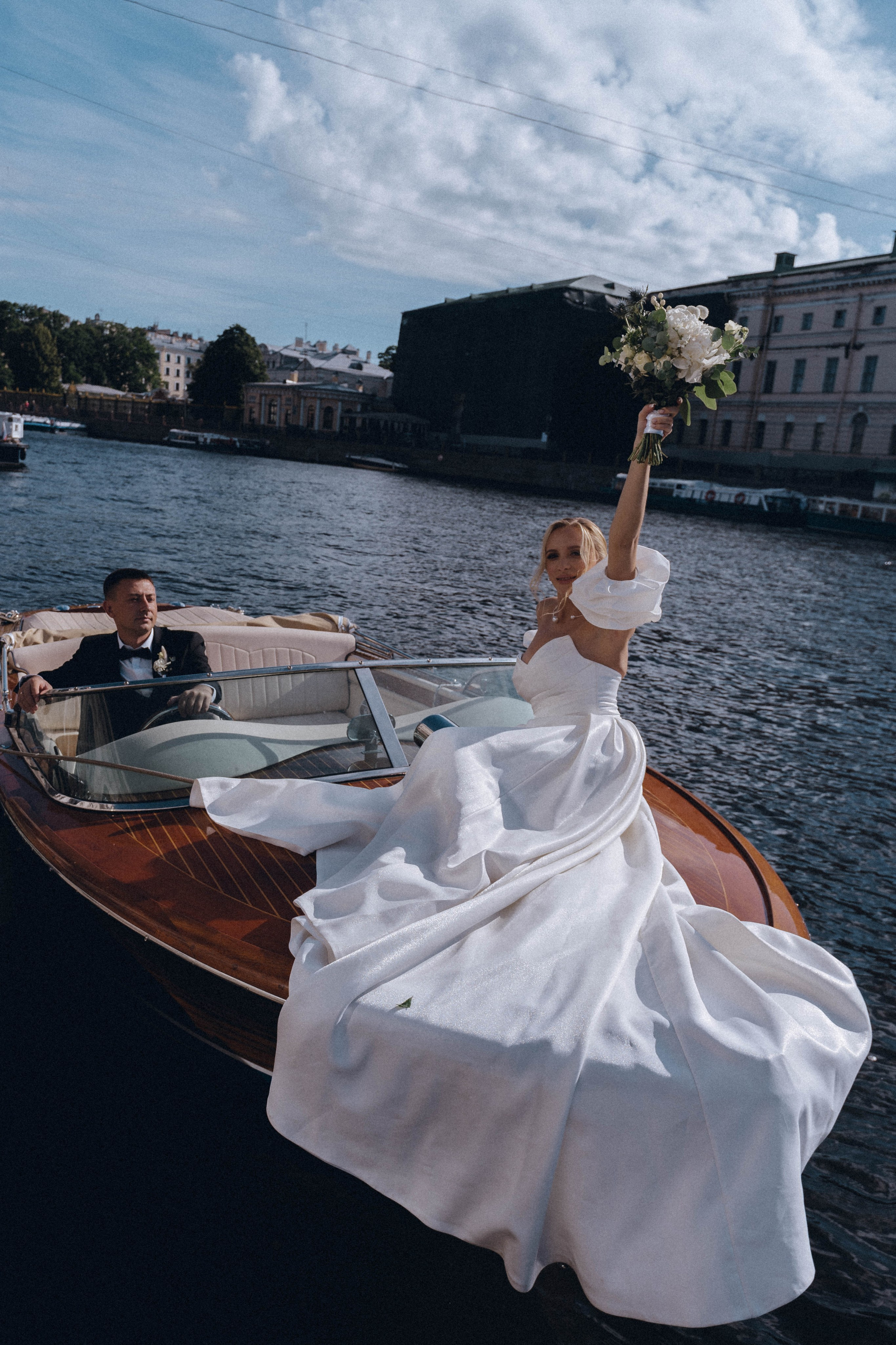 СВАДЕНБНАЯ СЬЕМКА НА КАТЕРЕ ПО КАНАЛАМ САНКТ-ПЕТЕРБУРГА И В АКВАТОРИИ НЕВЫ. Профессиональный фотограф, Санкт-Петербург — Виктория Богомолова
