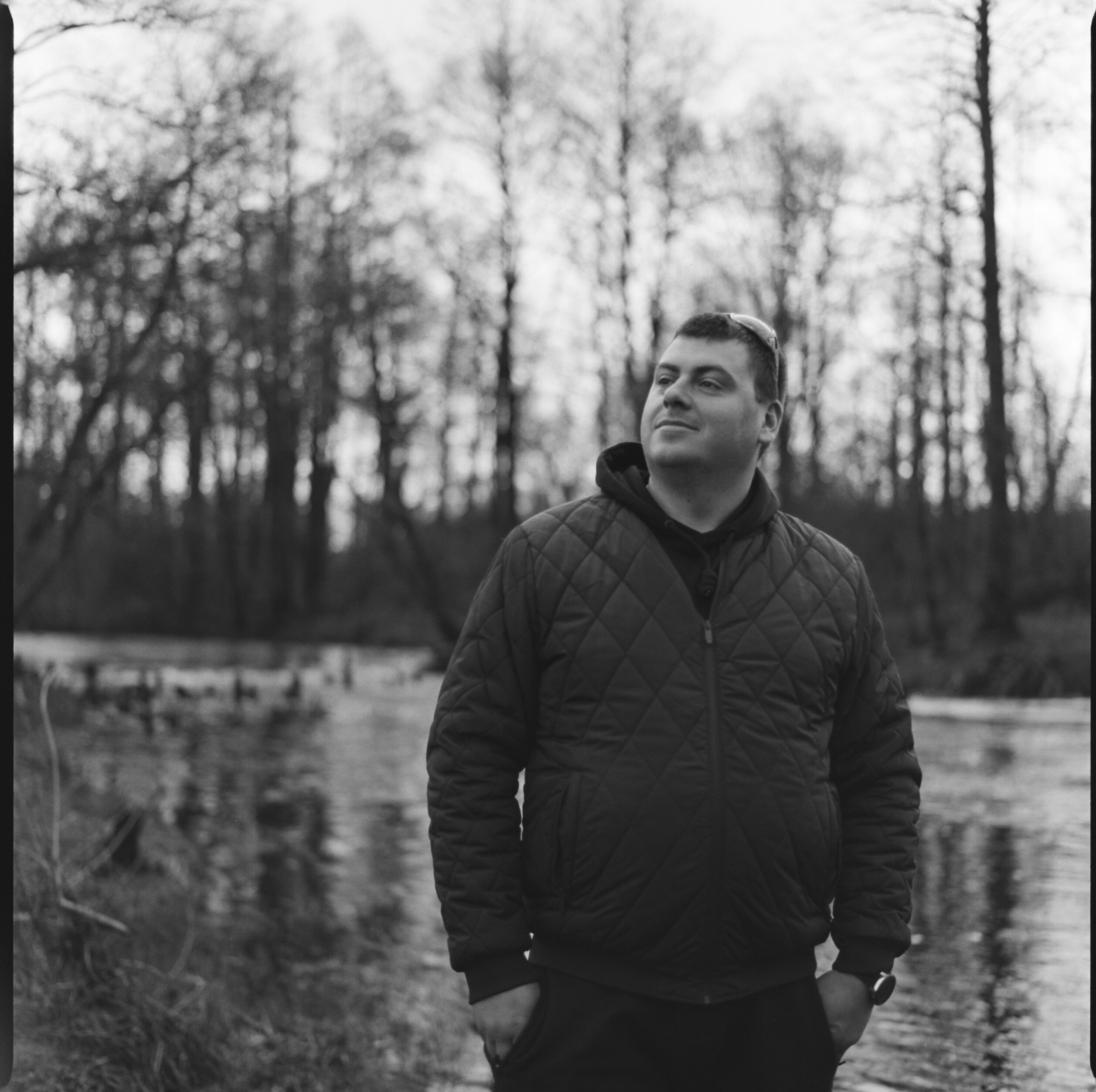 Портрет мужской на природе.