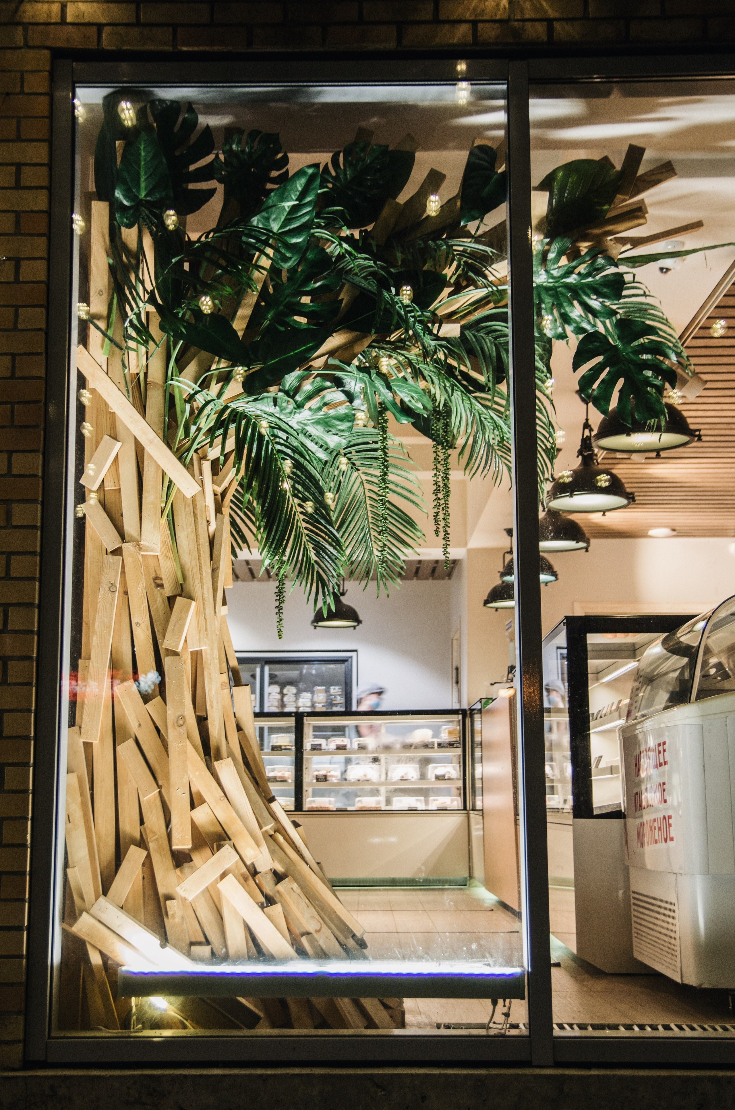 Оформление витрин Лакомка. Ксения Почтарь. Декоратор и флорист, город Владивосток