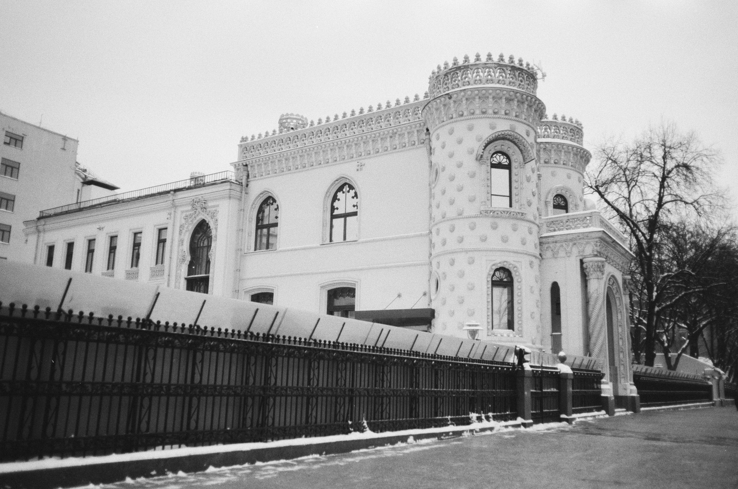 Воздвиженка / Voigtlander Bessa-T — Ultron 28 mm f2 / Fomapan 400 BW