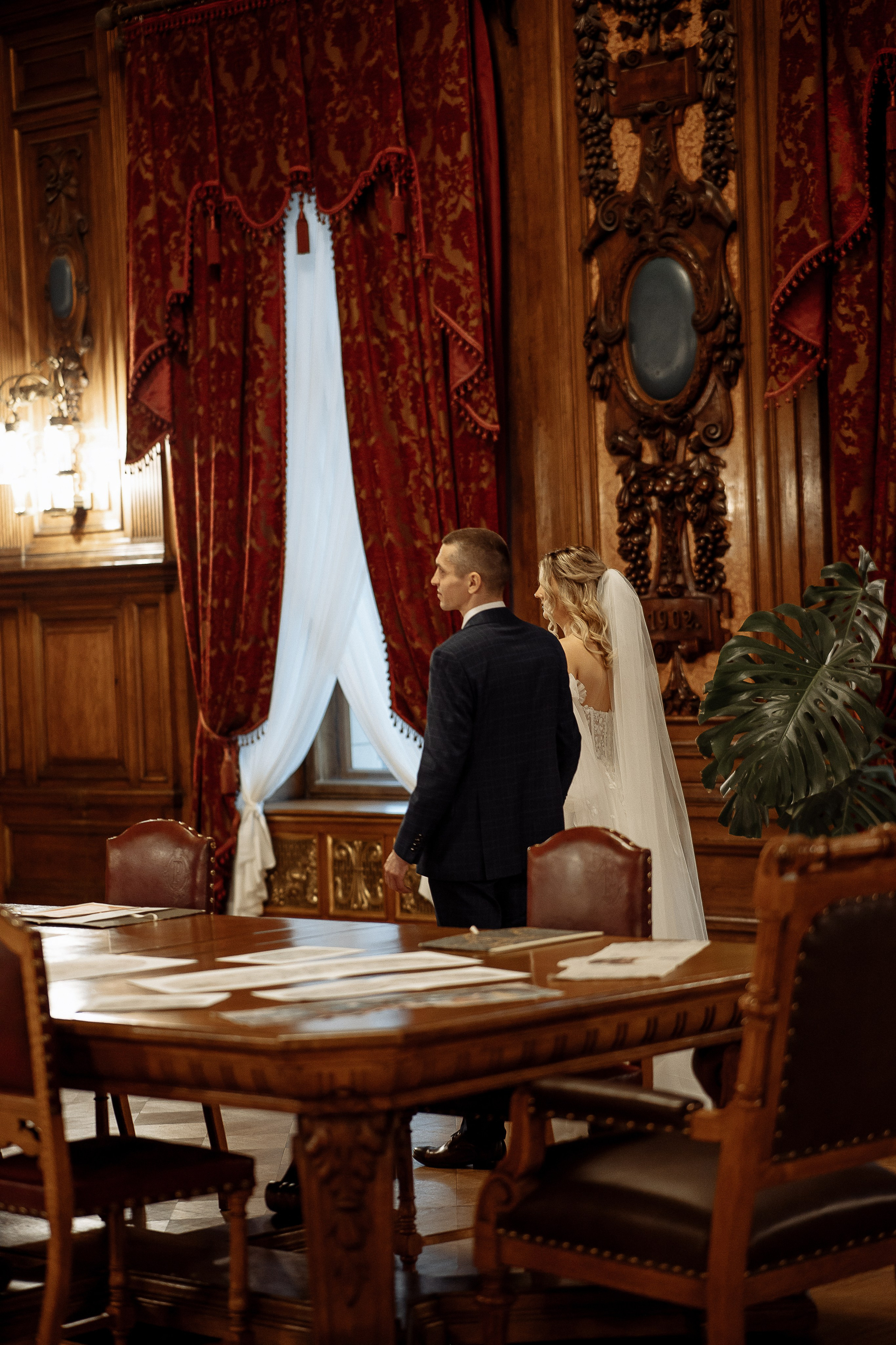 Ślubna sesja zdjęciowa w Muzeum. Свадебный фотограф Варшава Лодзь Польша Елена Юцова