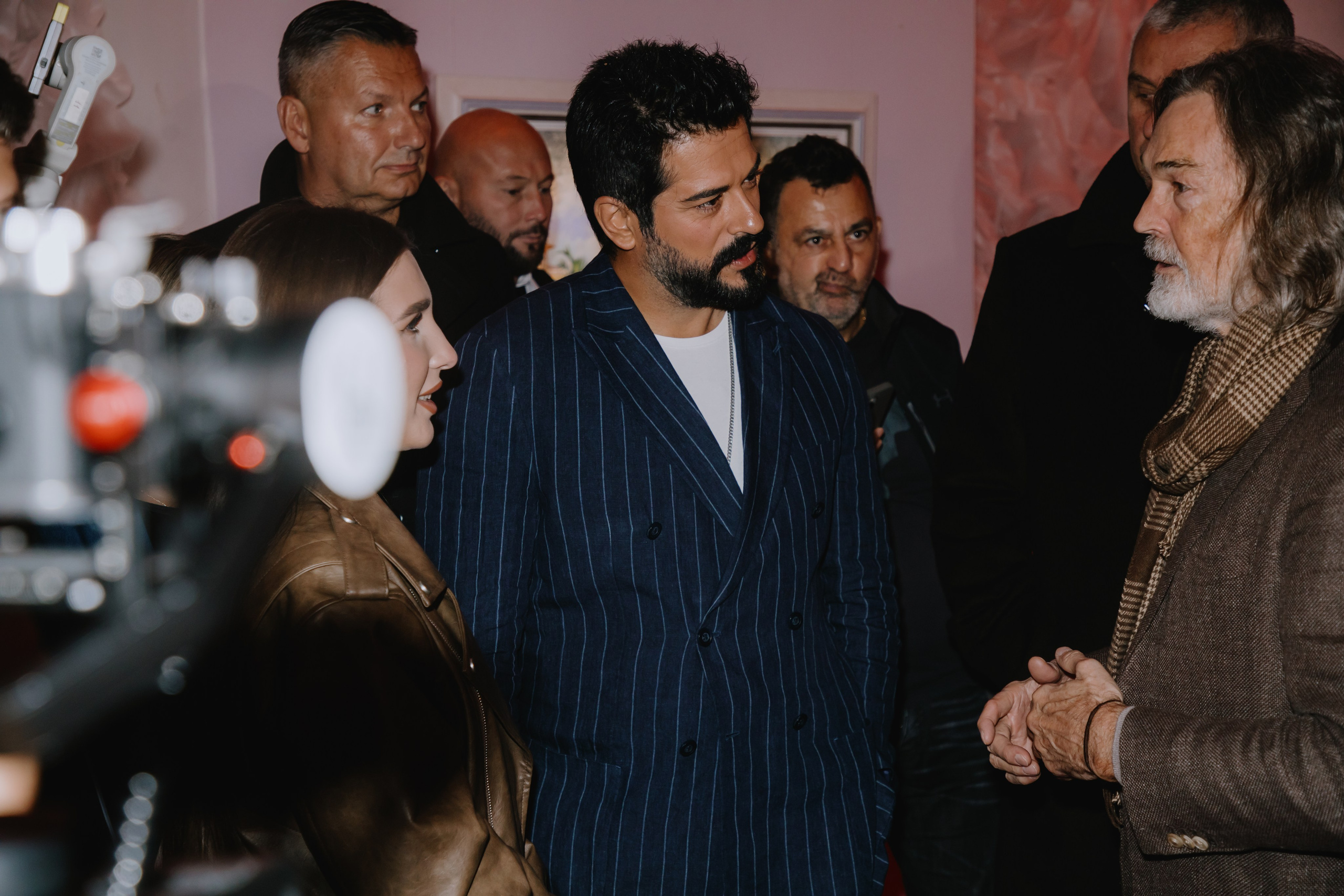 Бурак Озчивит посетил выставку Никаса Сафронова. Фотограф в Москве и Санкт-Петербурге Дарина