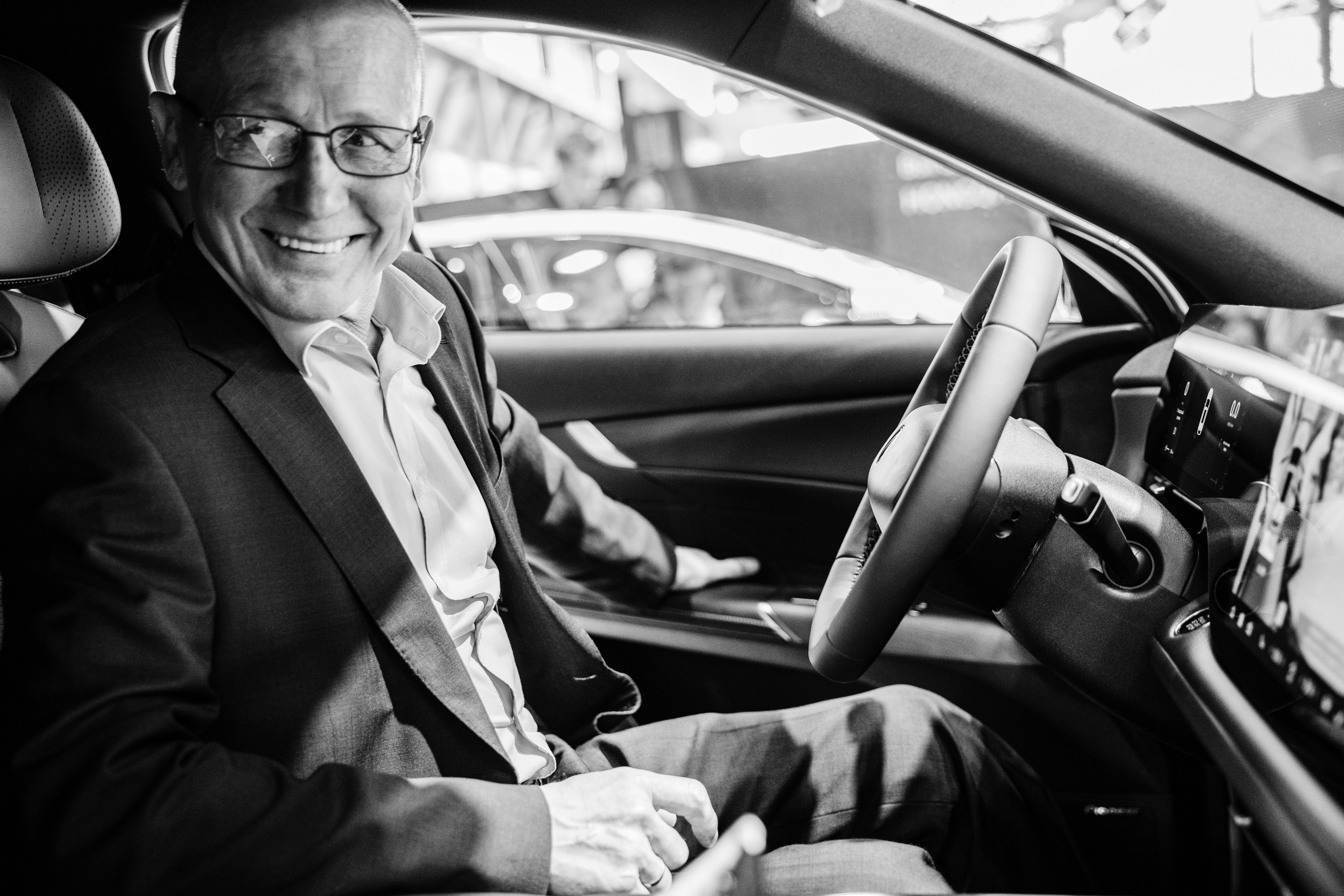 Делегаты изучают макет здания на выставке 100+, репортажное фото