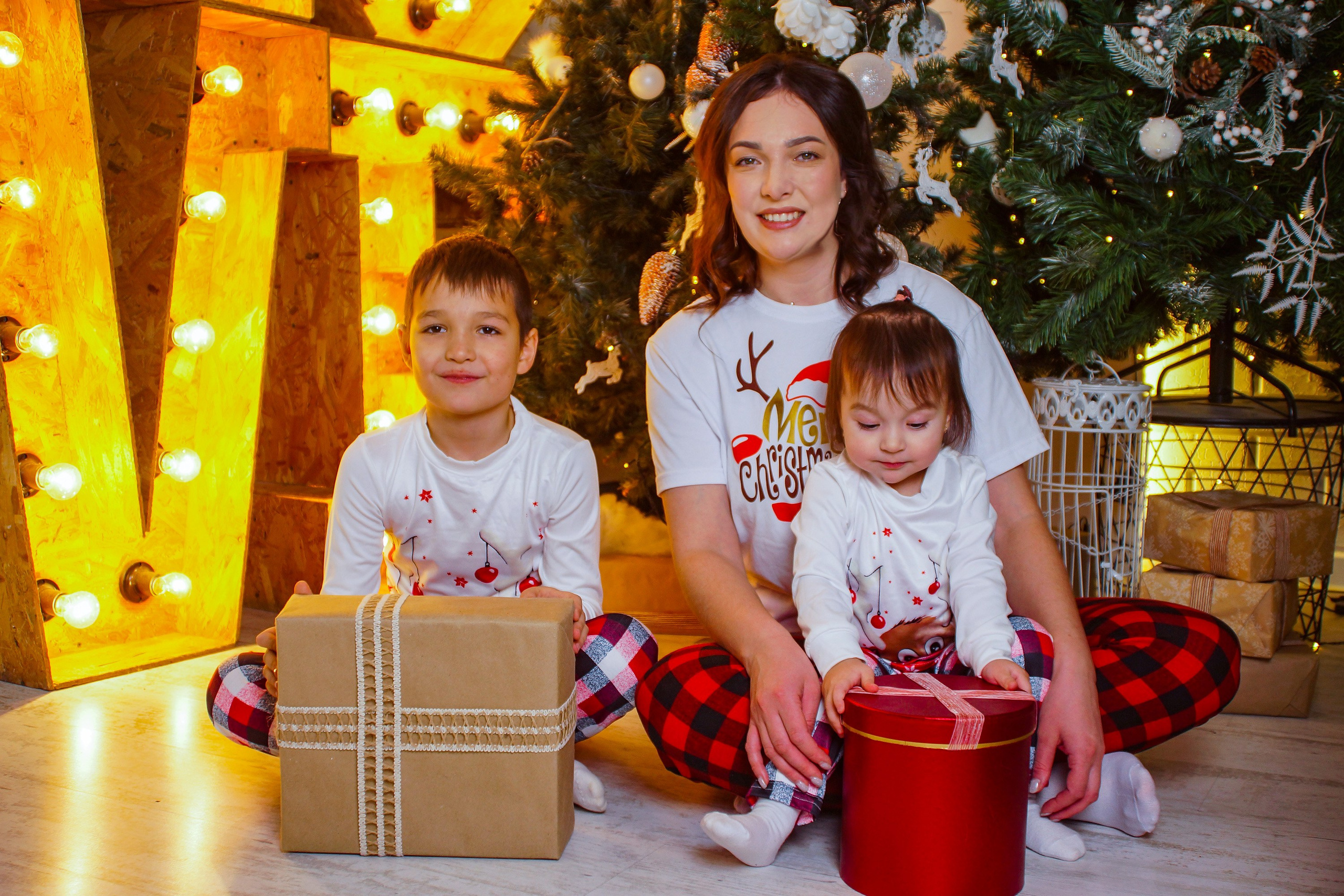 Студия (новогодняя семейная). Разноплановый фотограф в Москве