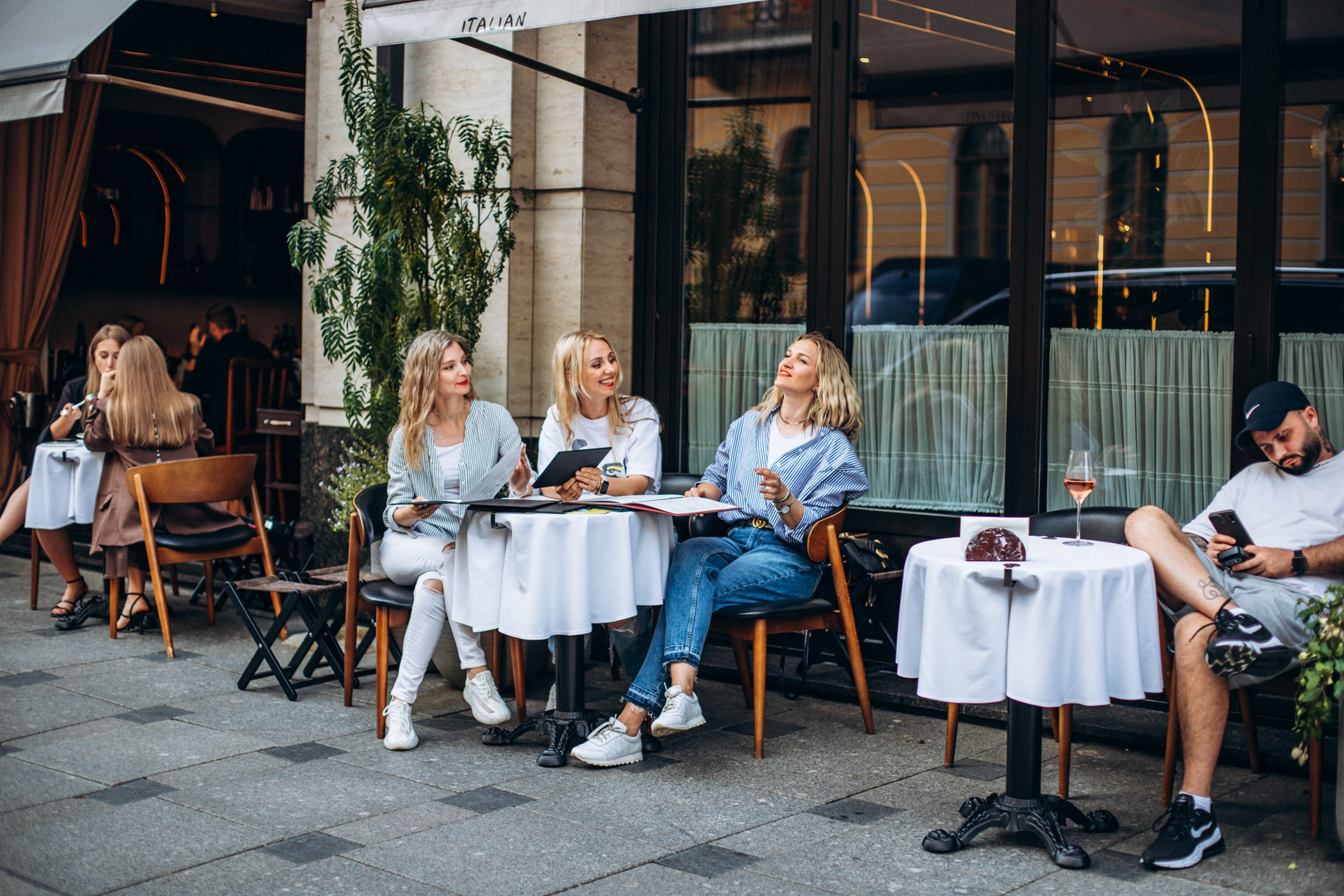 Саша, Ульяна и Настя в июне. Фотопрогулка в Петербурге. Индивидуальный и семейный фотограф в Санкт-Петербурге