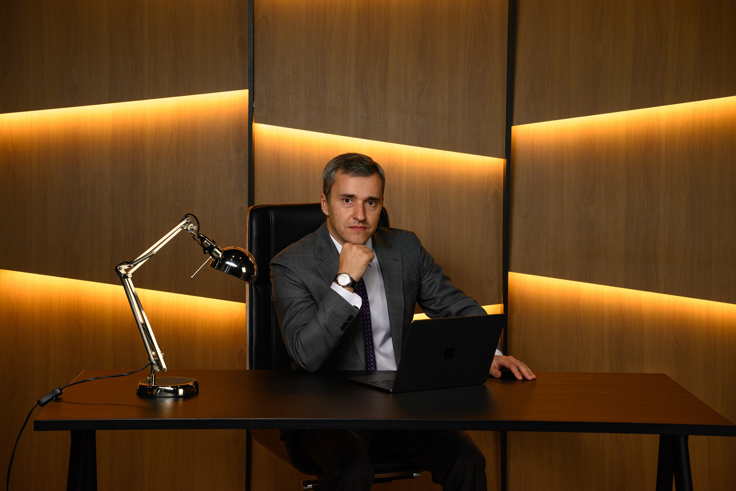 Портрет для руководителя. Компания и фотошкола по созданию контента в Москве