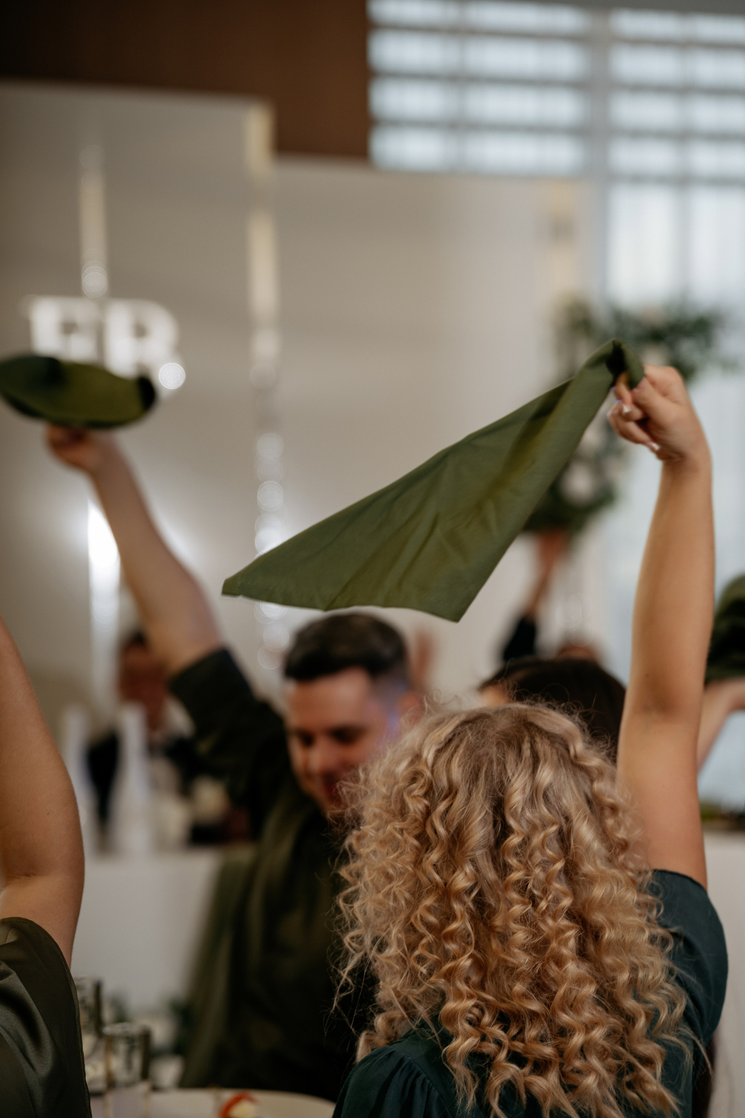 Фотограф Новороссийск - броска букета невесты подругами.