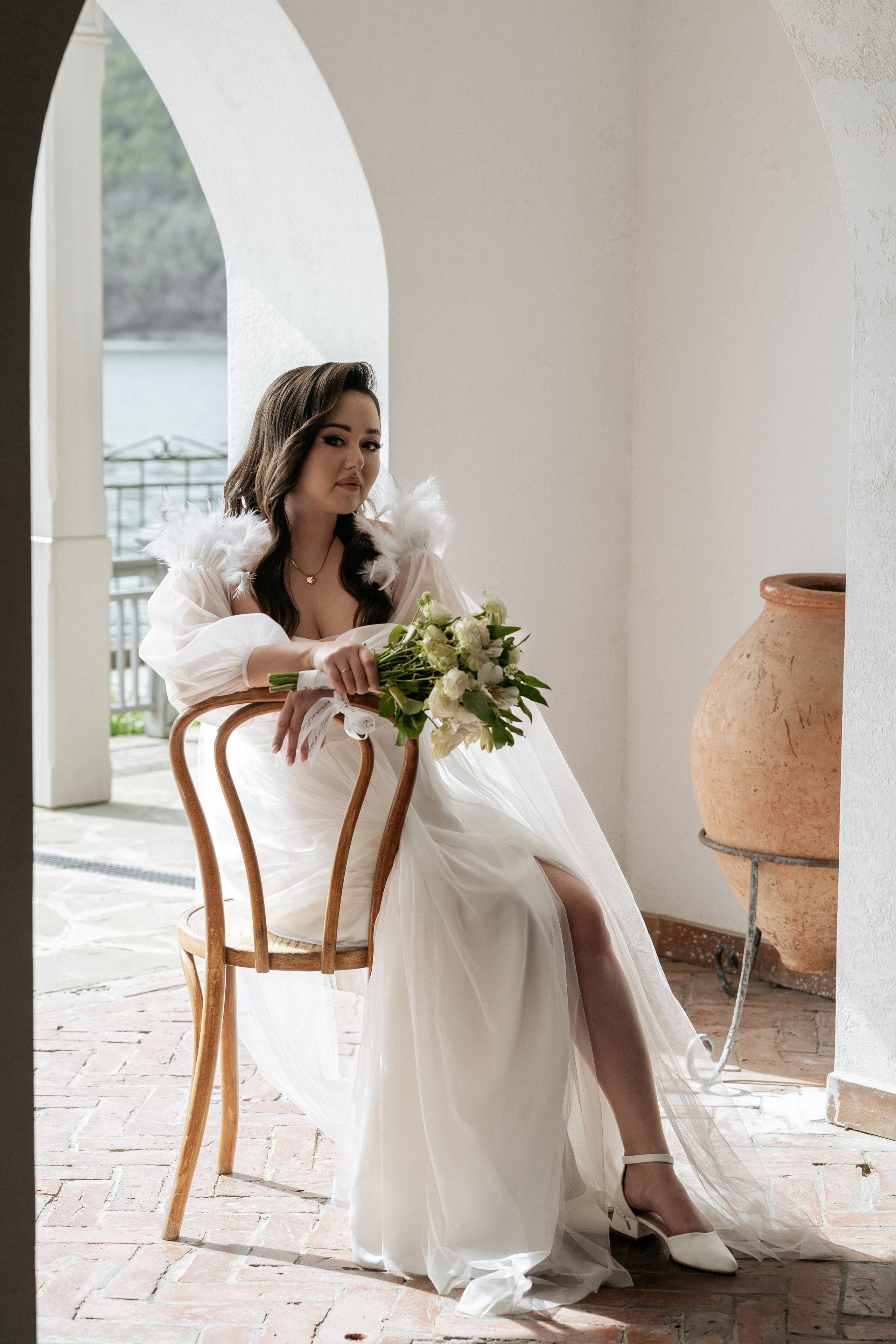 невеста в ресторане «Вилла Роз» в Абрау-Дюрсо, свадебная фотосессия в Абрау-Дюрсо