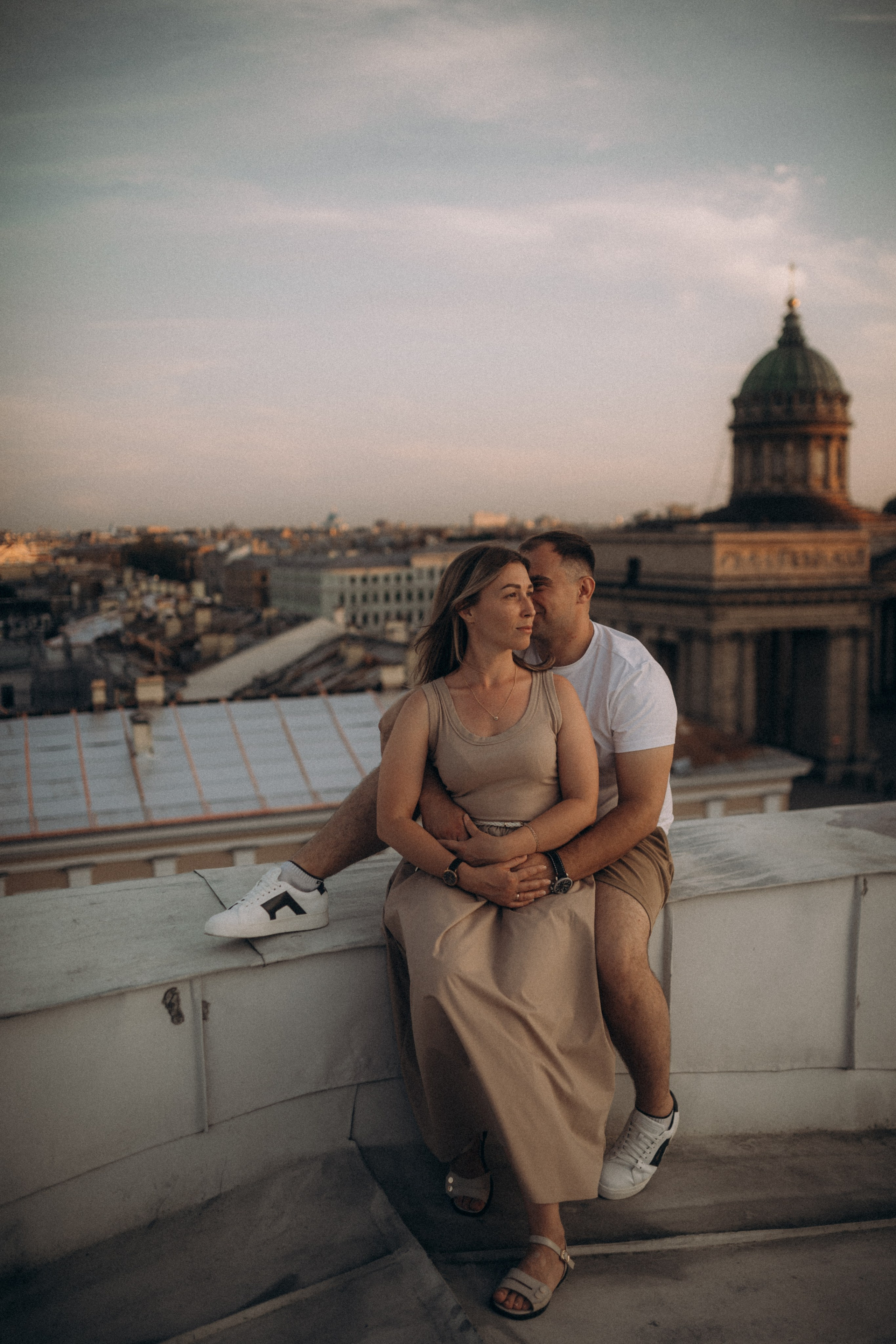 Мы сидим на питерской, теплой крыше. Фотограф в Санкт Петербурге Лара Великова