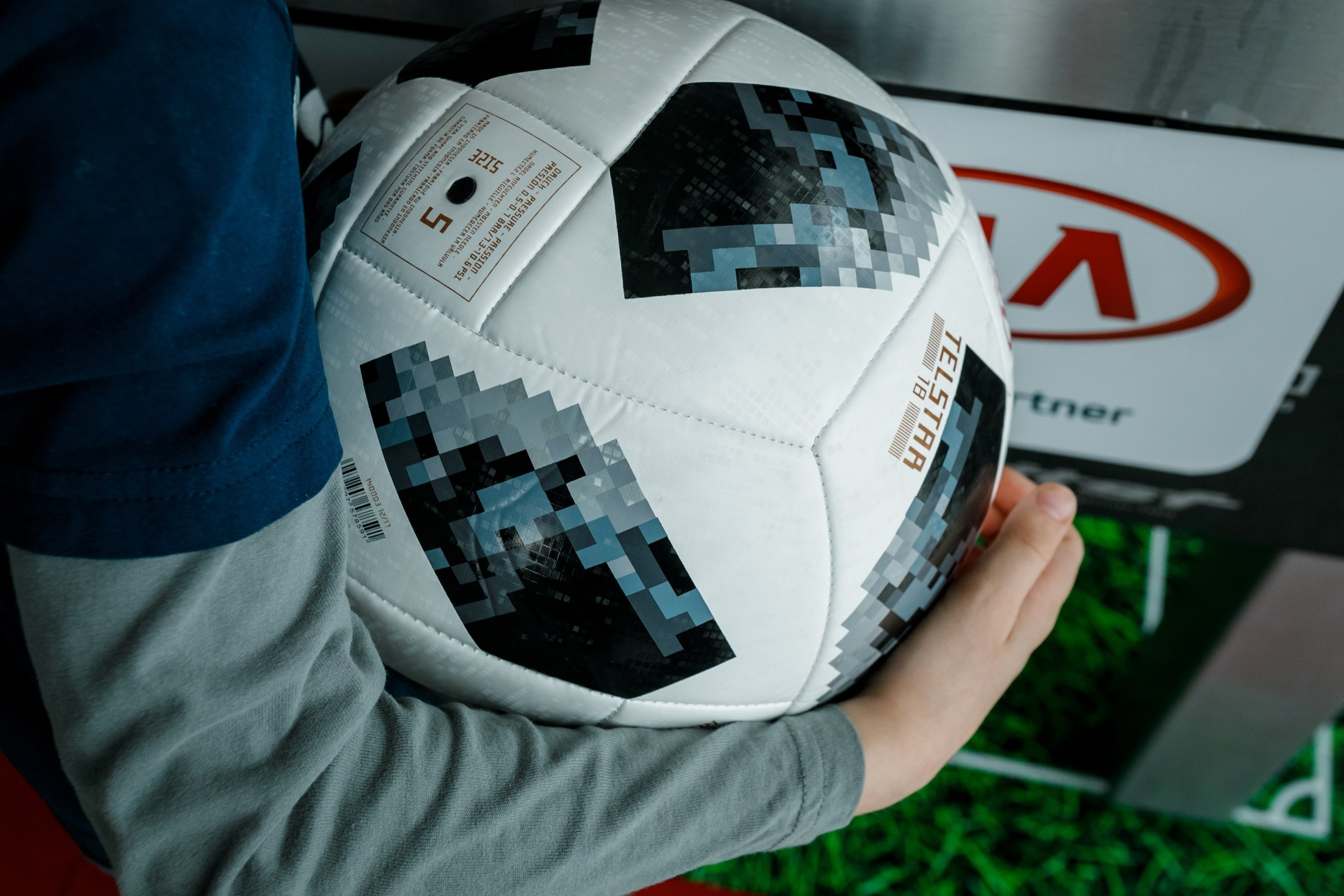 Розыгрыш билетов на ЧМ по футболу FIFA @ Киа Центр. Репортажный фотограф Максим Полянский. Москва, Санкт-Петербург, Красноярск