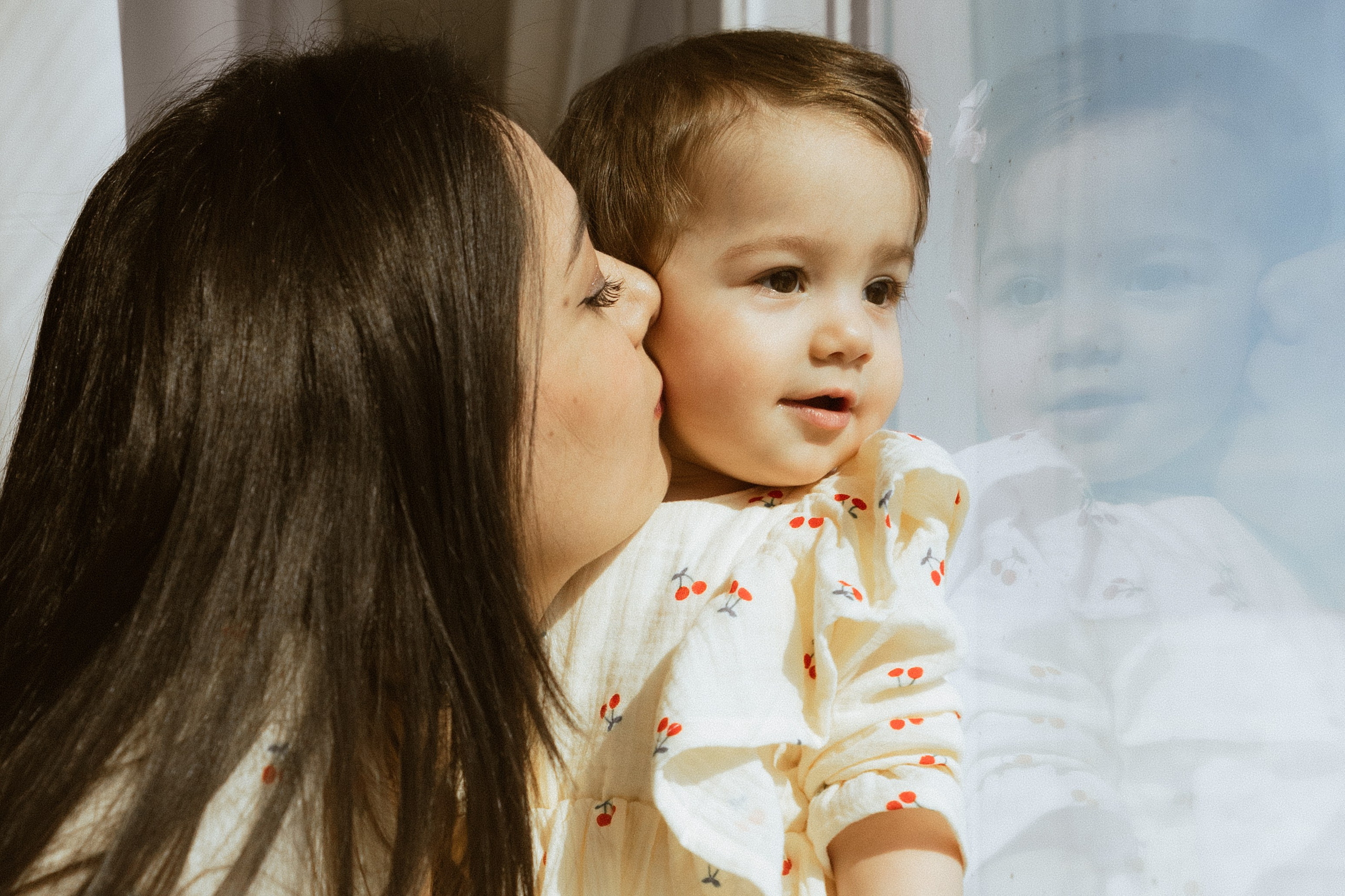 нежная семейная фотосессия с годовалой дочкой в студии, фото мамы и дочки, семейный фотограф в Москве