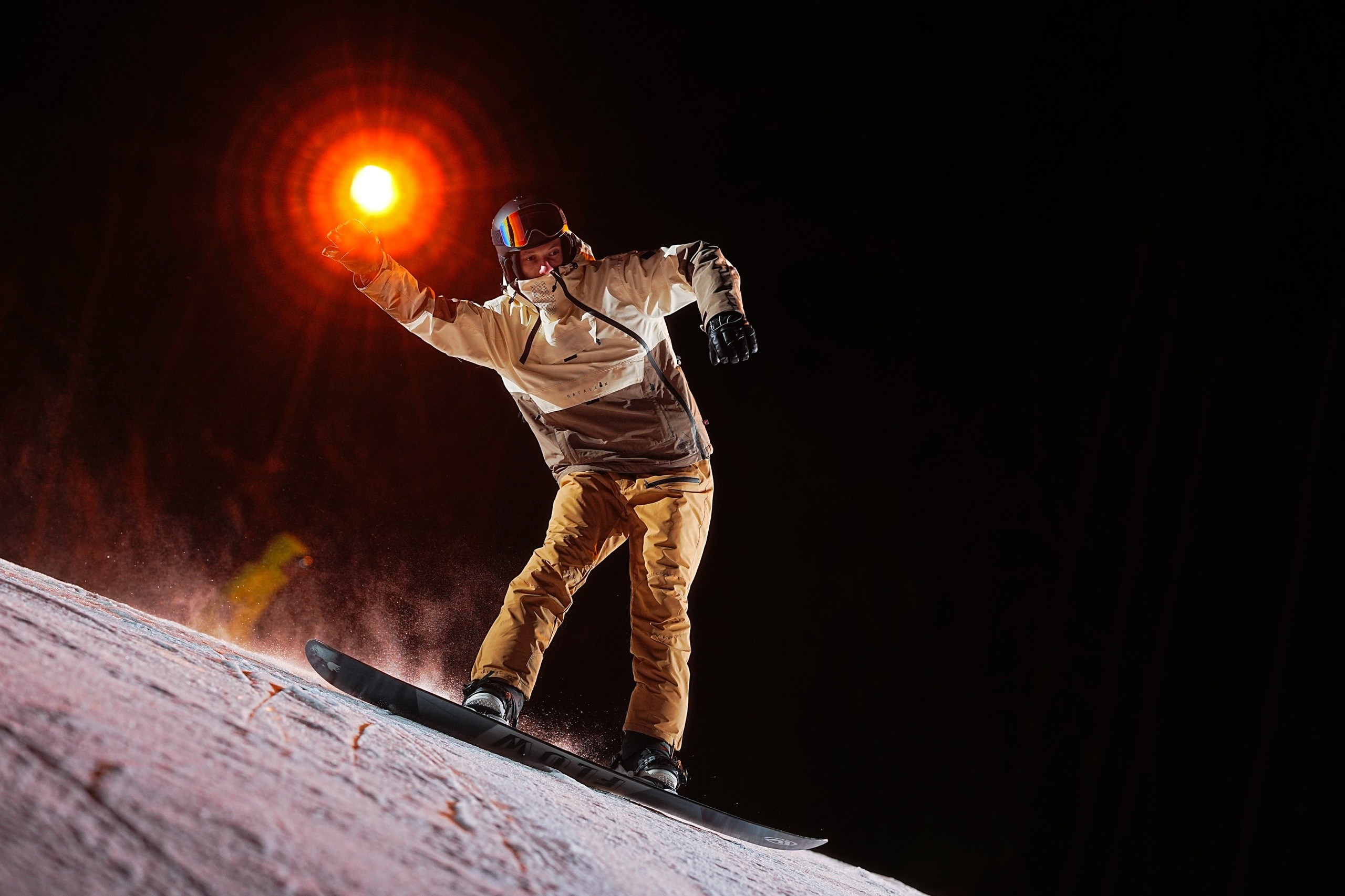 Вечерняя съёмка на склонах с использованием внешних вспышек. Фотограф Студитский Евгений