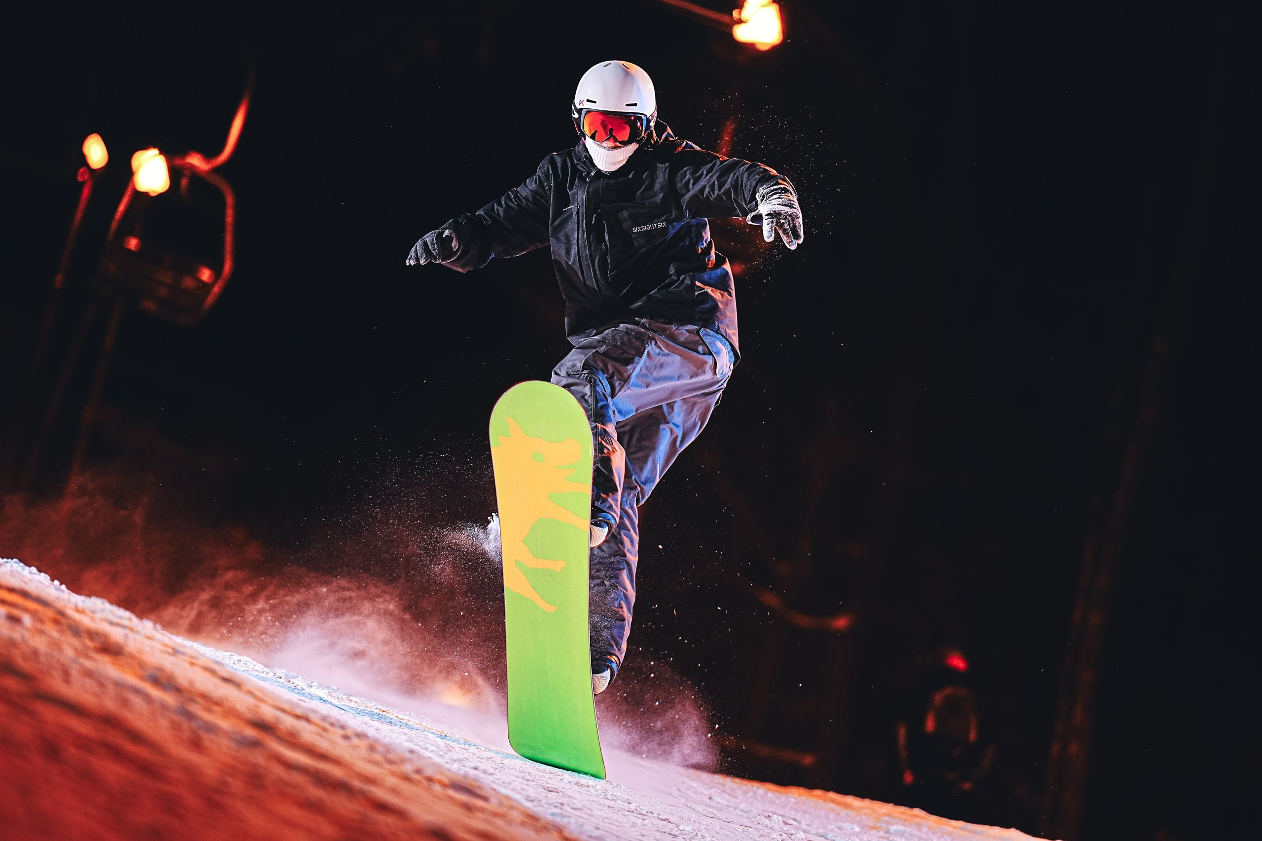 Вечернее и ночное катание на горных лыжах и сноуборде. Съемка с использованием внешних вспышек. Фото: Студитский Евгений