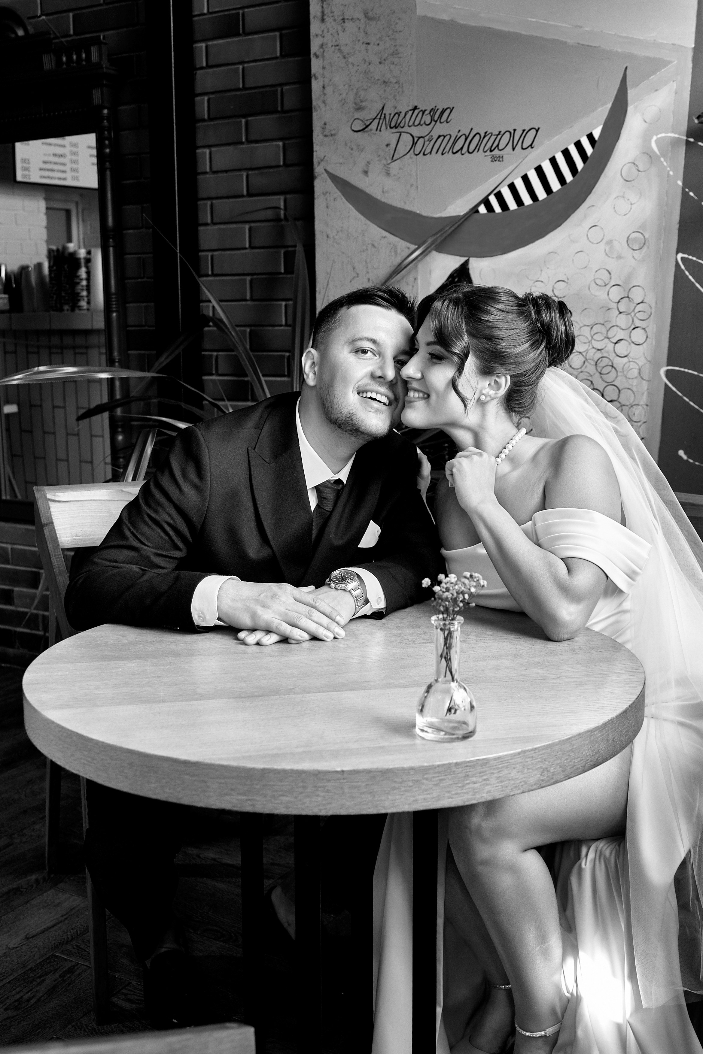 Свадебная фотосессия молодоженов в кофейне Coffee Lab в Ульяновске. Кадр с сухоцветом на фоне картины во всю стену и зеленью. Лучший свадебный фотограф Елена Орешина.