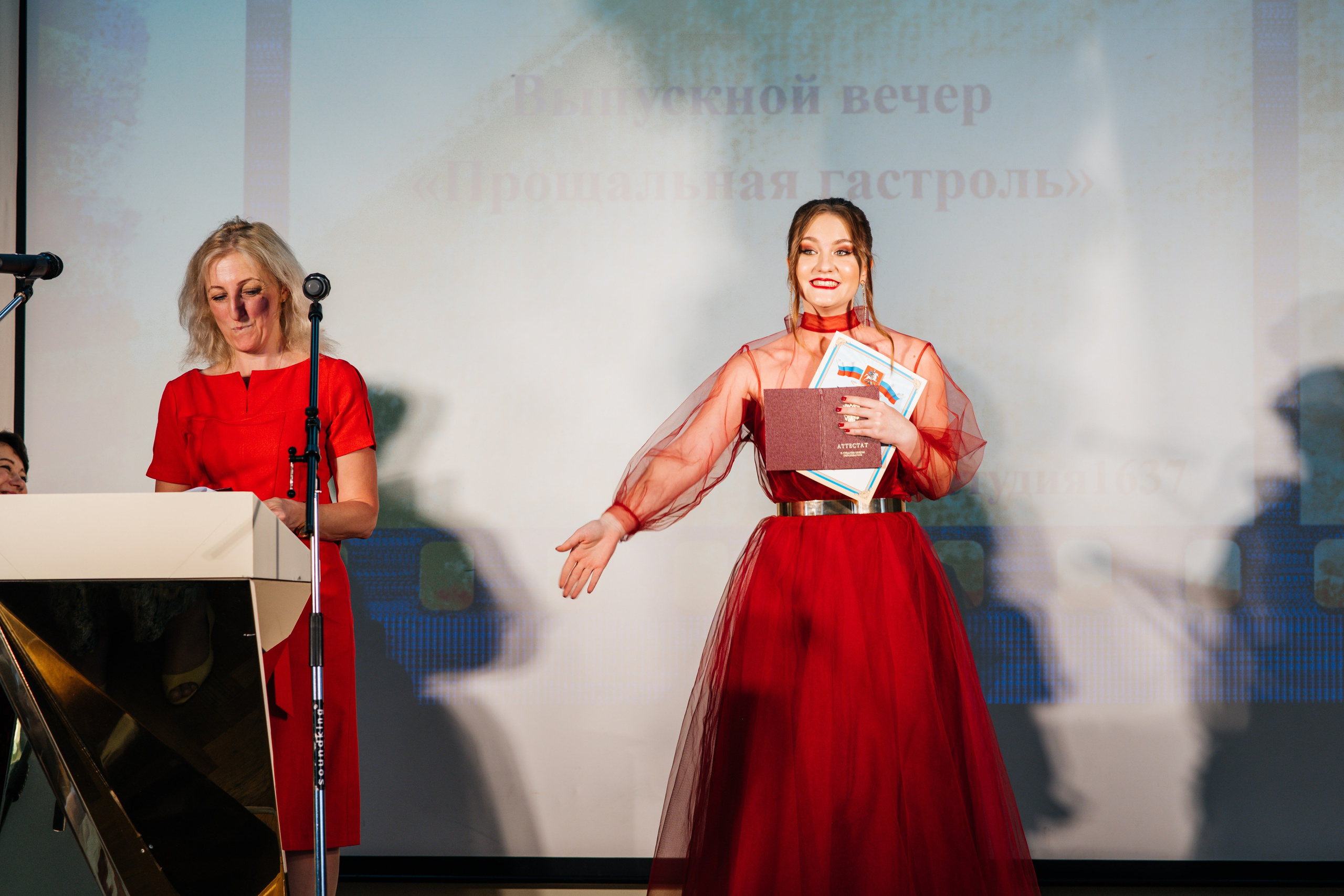 Вручение аттестатов. Выпускные альбомы в Подольске Москве и МО