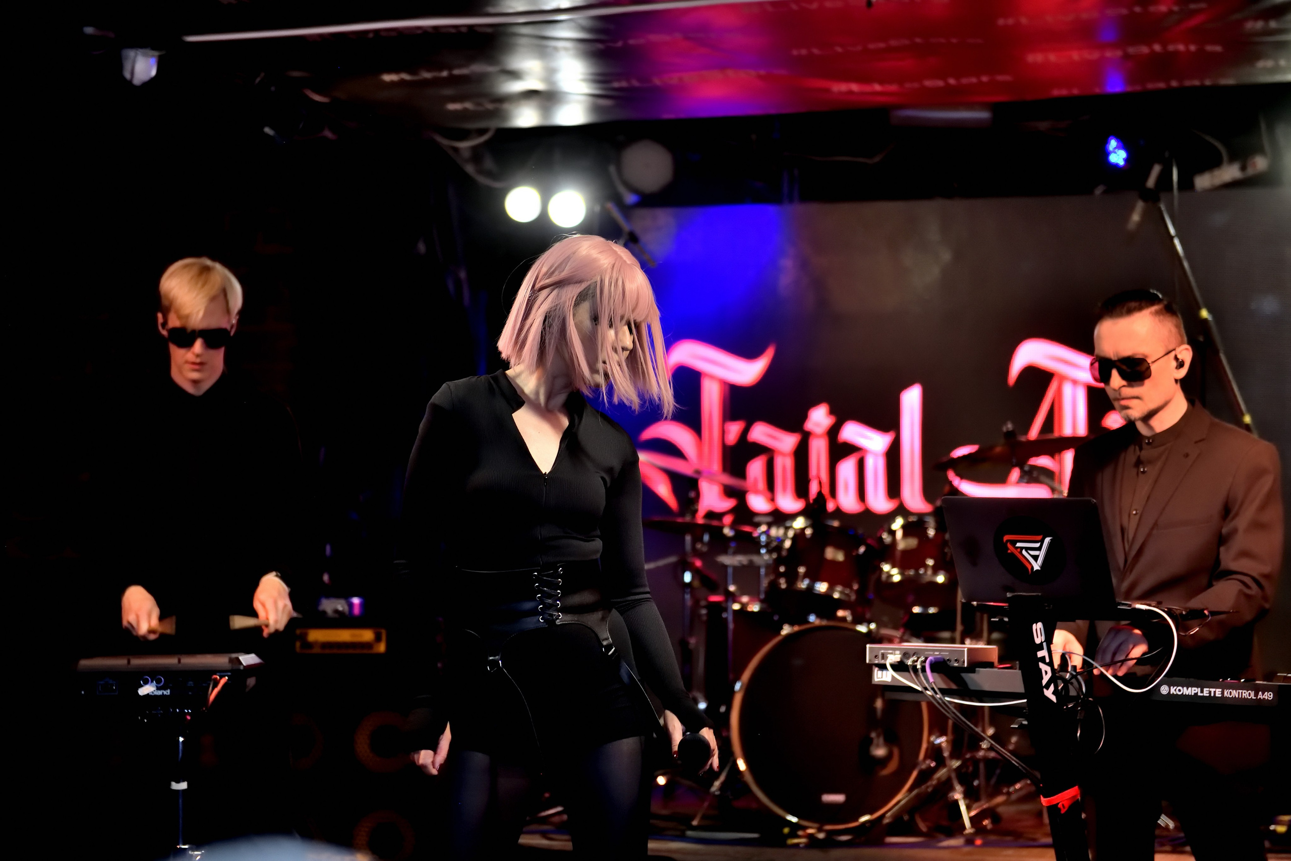 "Группа "Fatal Aim" выступает на сцене клуба LiveStars".