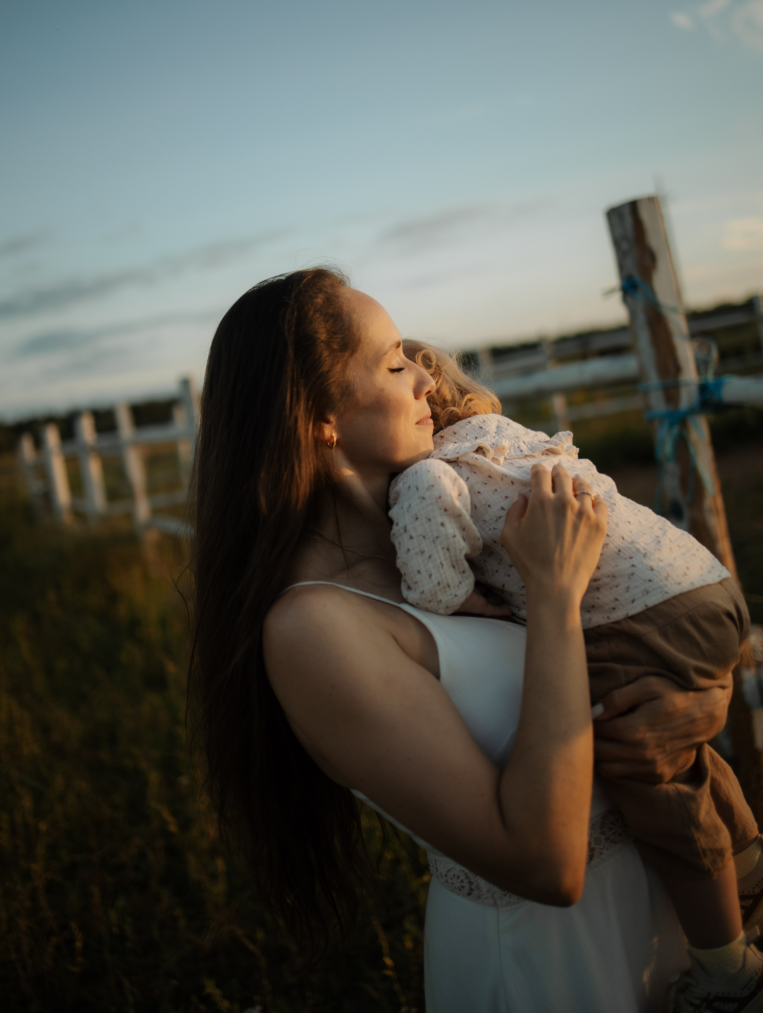 Фотосессия мамы и дочки в поле. Фотограф Углич и Ярославль Ольга Тятюшкина