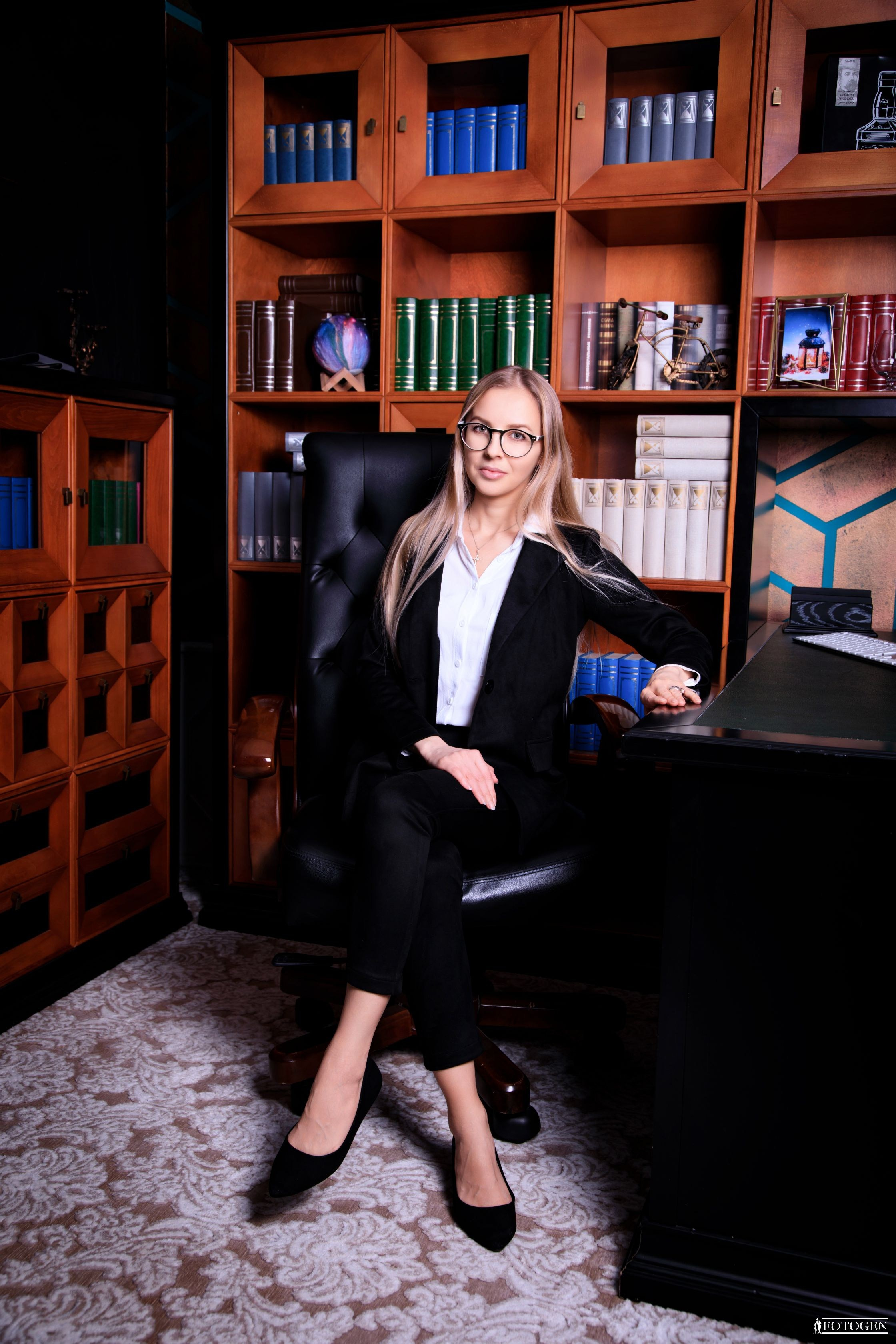 Женский деловой портрет | Бизнес фотосессии от Fotogen. Интерьерная фотостудия FOTOGEN г. Краснодар