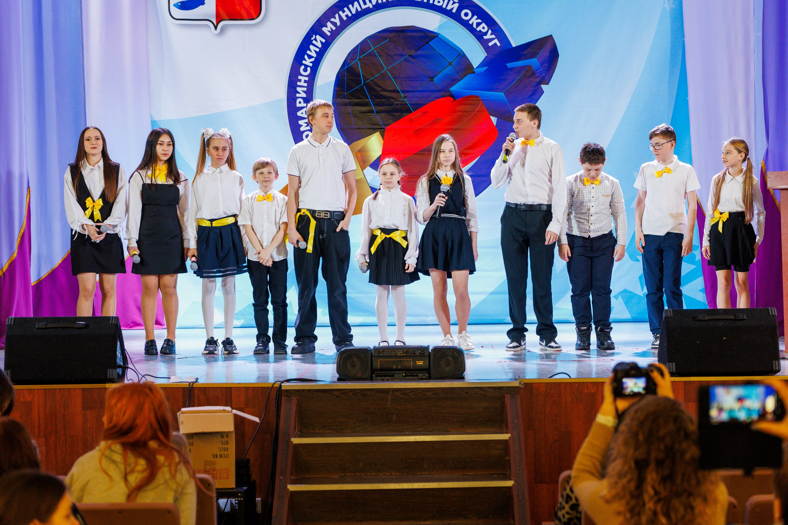 Школьный КВН в Томари. Свадебный, семейный и репортажный фотограф в Южно-Сахалинске Артур Петросян