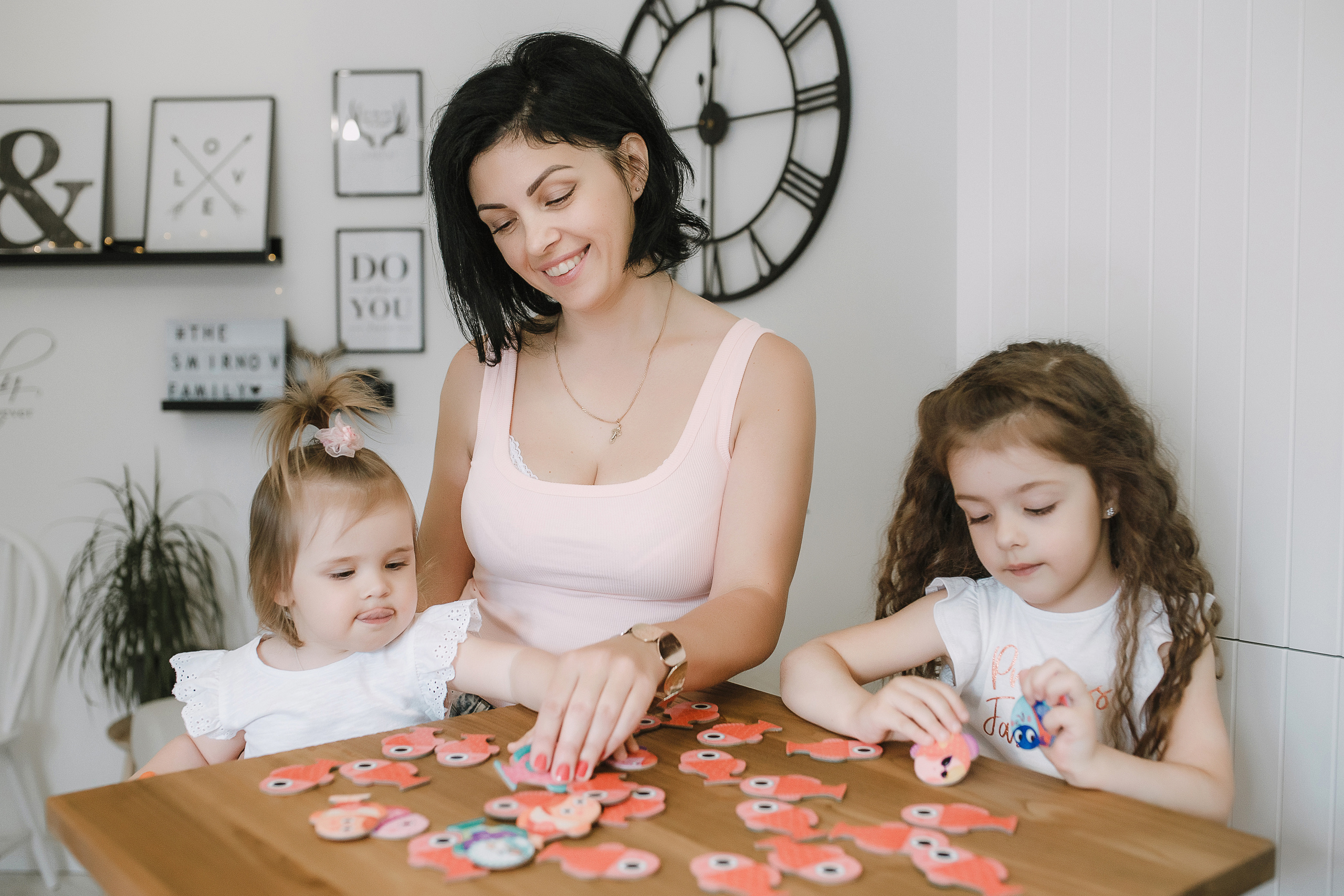 Семейная фотосессия в фотостудии и на природе в Твери. Свадебный и семейный фотограф в Твери и Тверской области