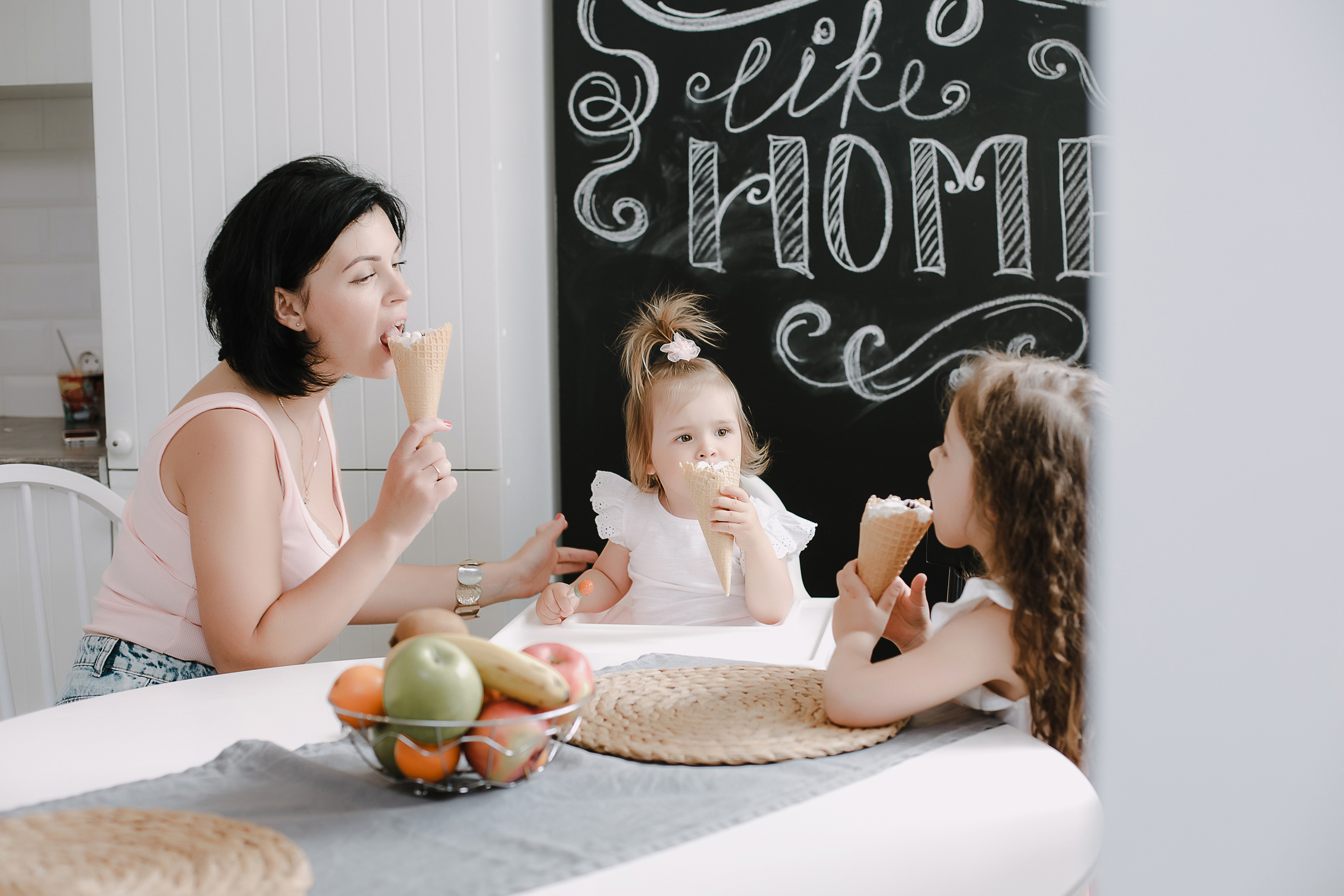 Семейная фотосессия в фотостудии и на природе в Твери. Свадебный и семейный фотограф в Твери и Тверской области