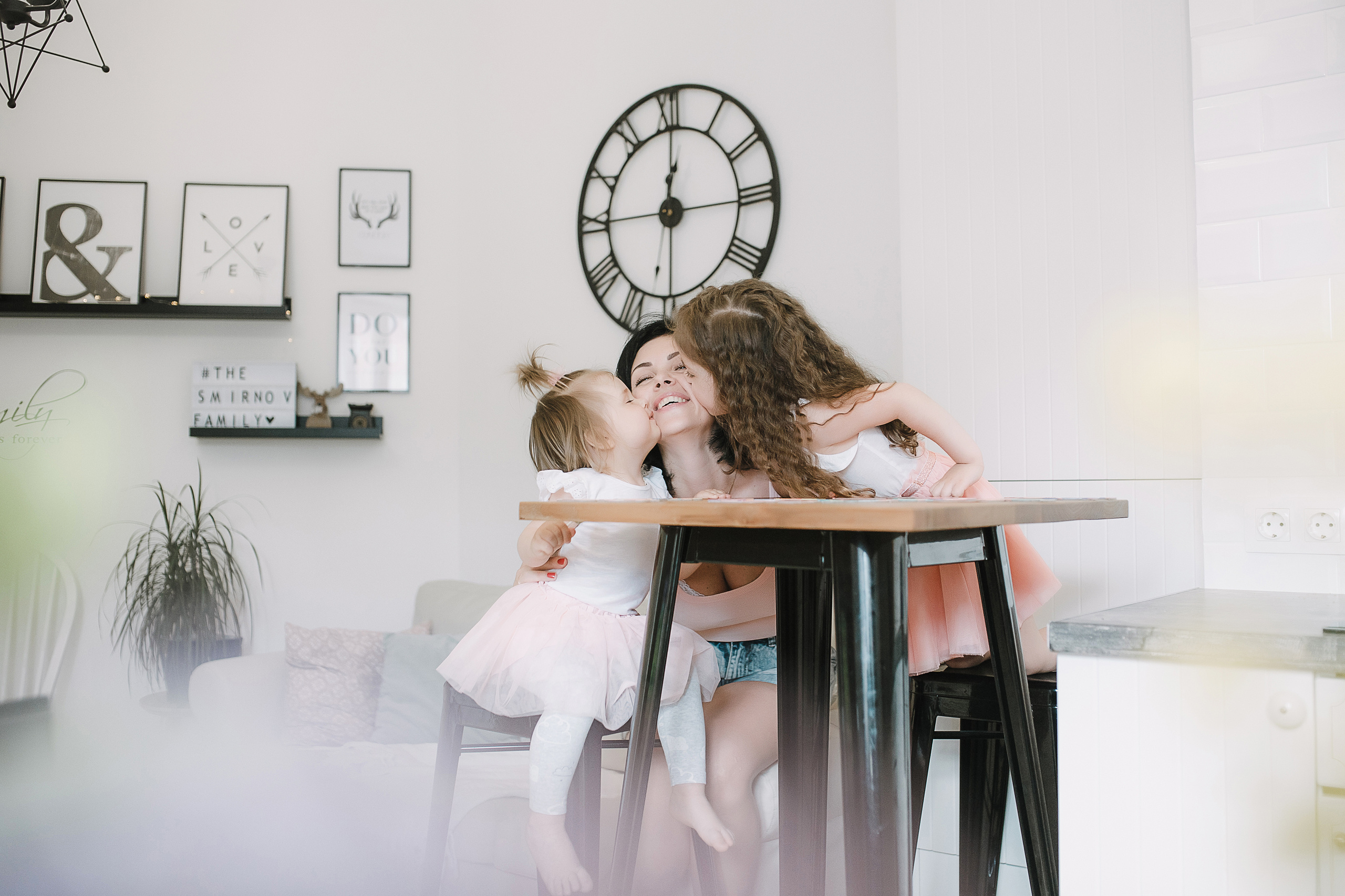 Семейная фотосессия в фотостудии и на природе в Твери. Свадебный и семейный фотограф в Твери и Тверской области