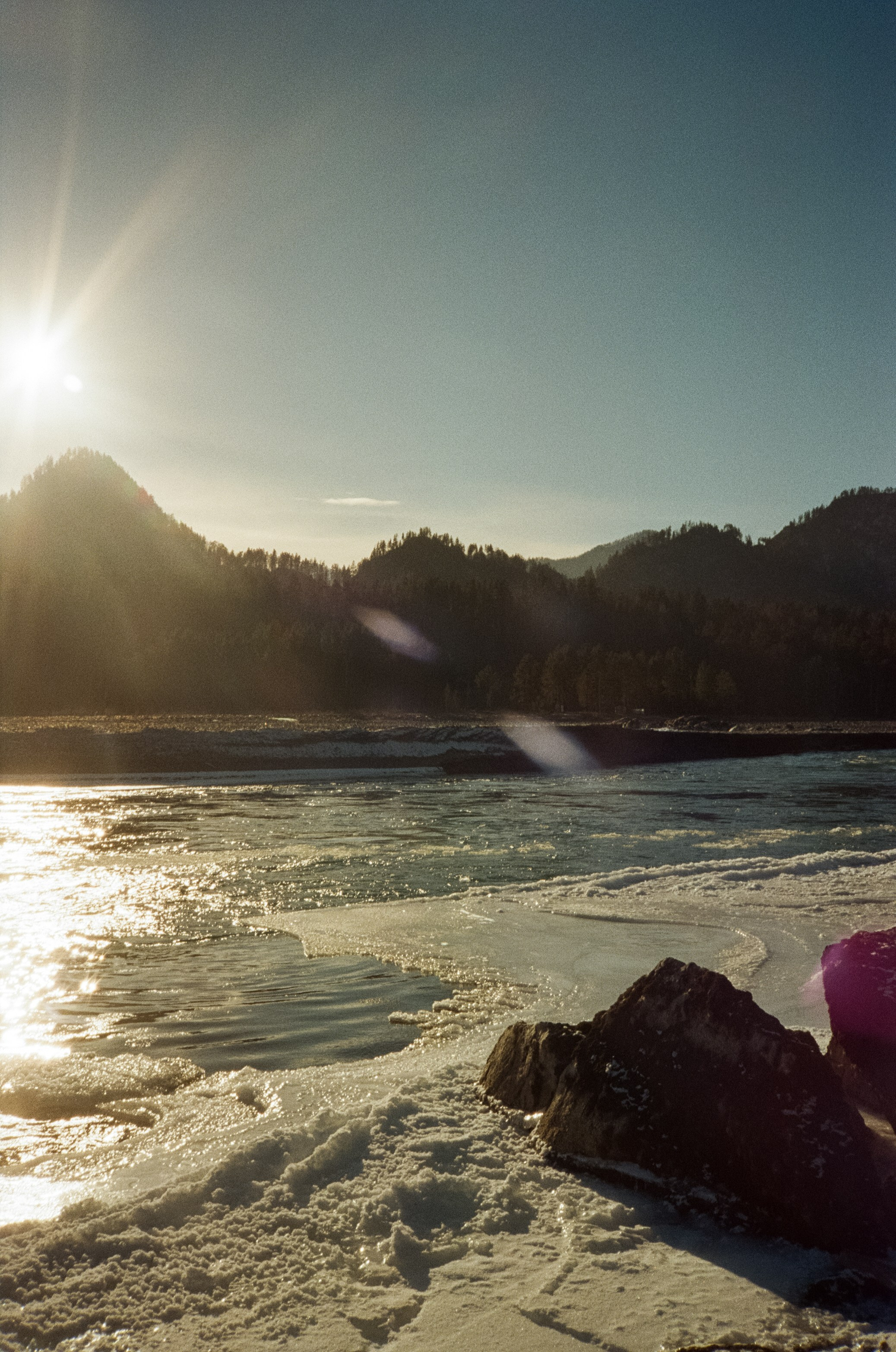 Кедровый остров и база Берель. Яркое солнце, скалы, льды и бурлящий по. Фотограф-документалист Мария Осокина