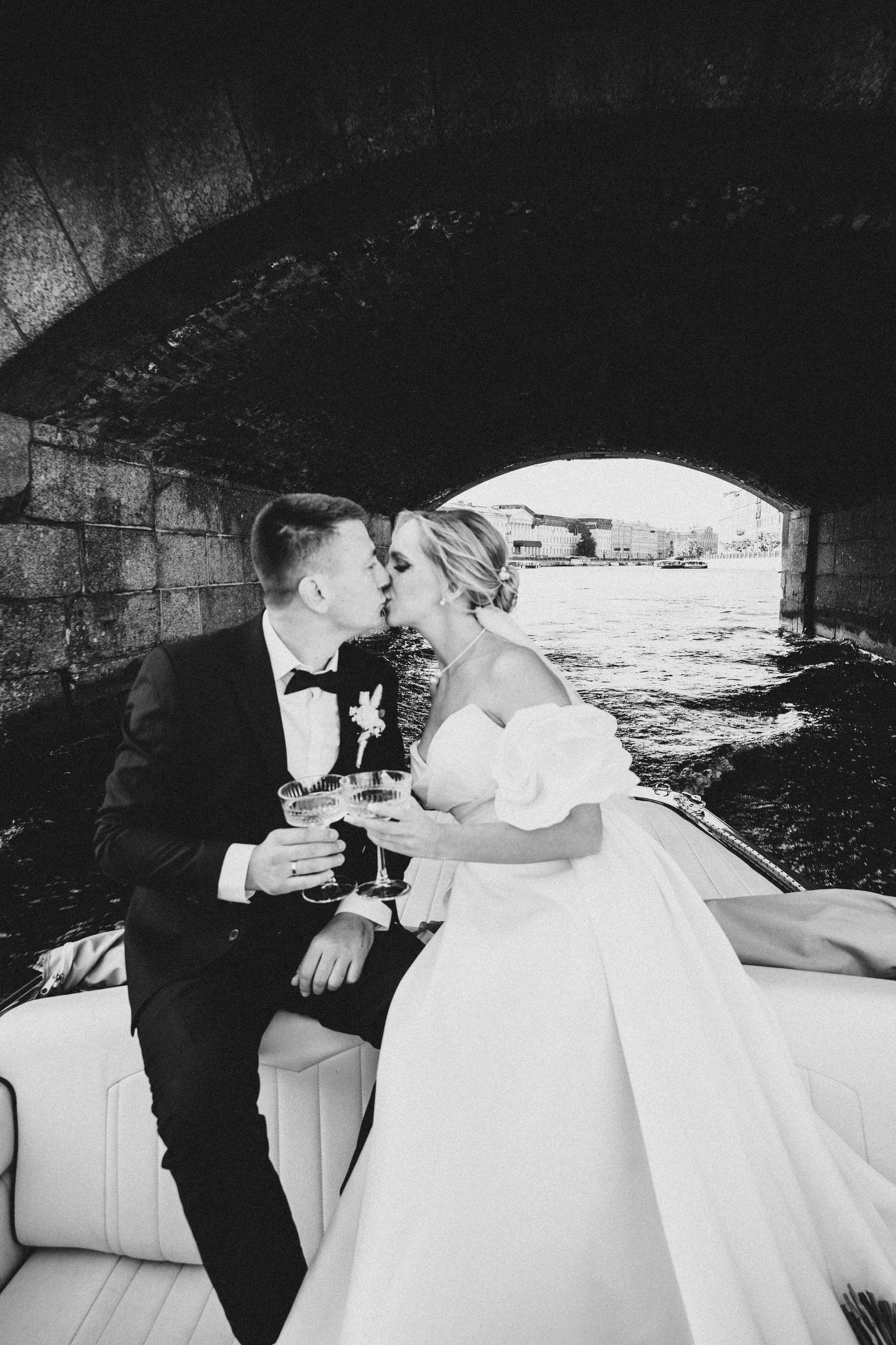 СВАДЕНБНАЯ СЬЕМКА НА КАТЕРЕ ПО КАНАЛАМ САНКТ-ПЕТЕРБУРГА И В АКВАТОРИИ НЕВЫ. Профессиональный фотограф, Санкт-Петербург — Виктория Богомолова