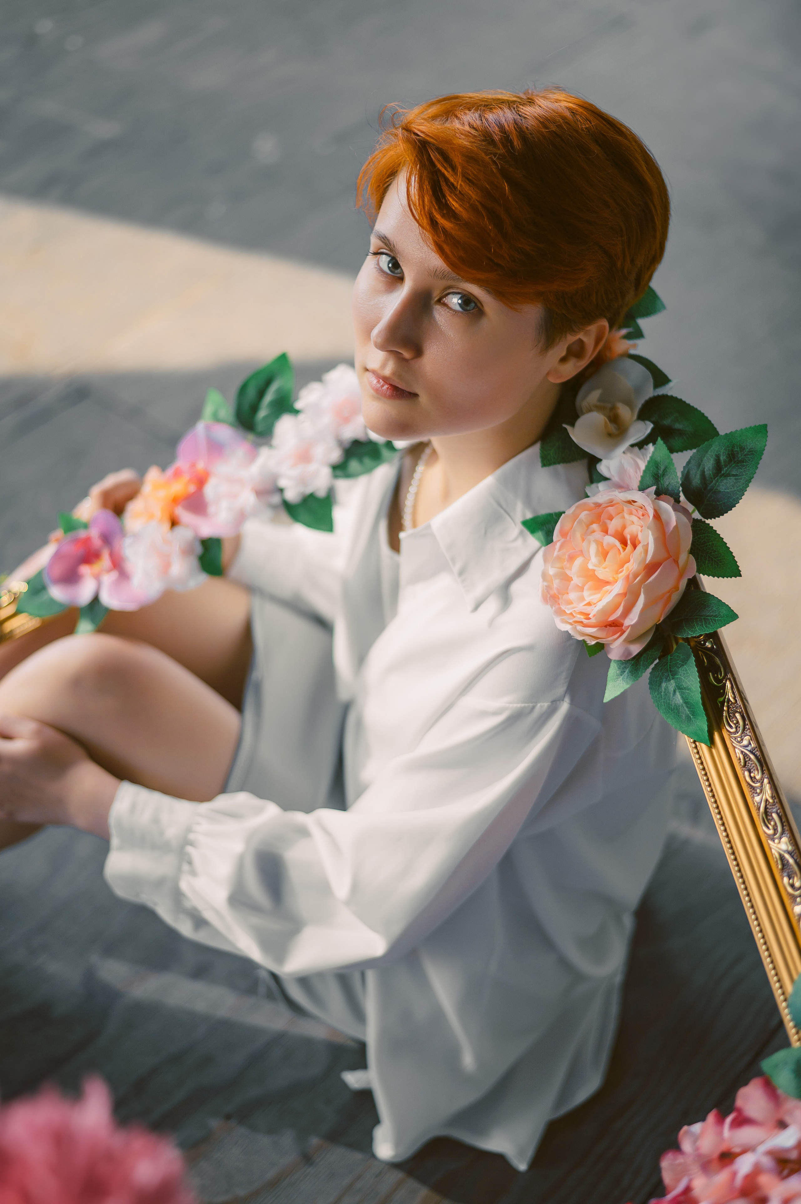 Фотосессия с цветами и рамкой