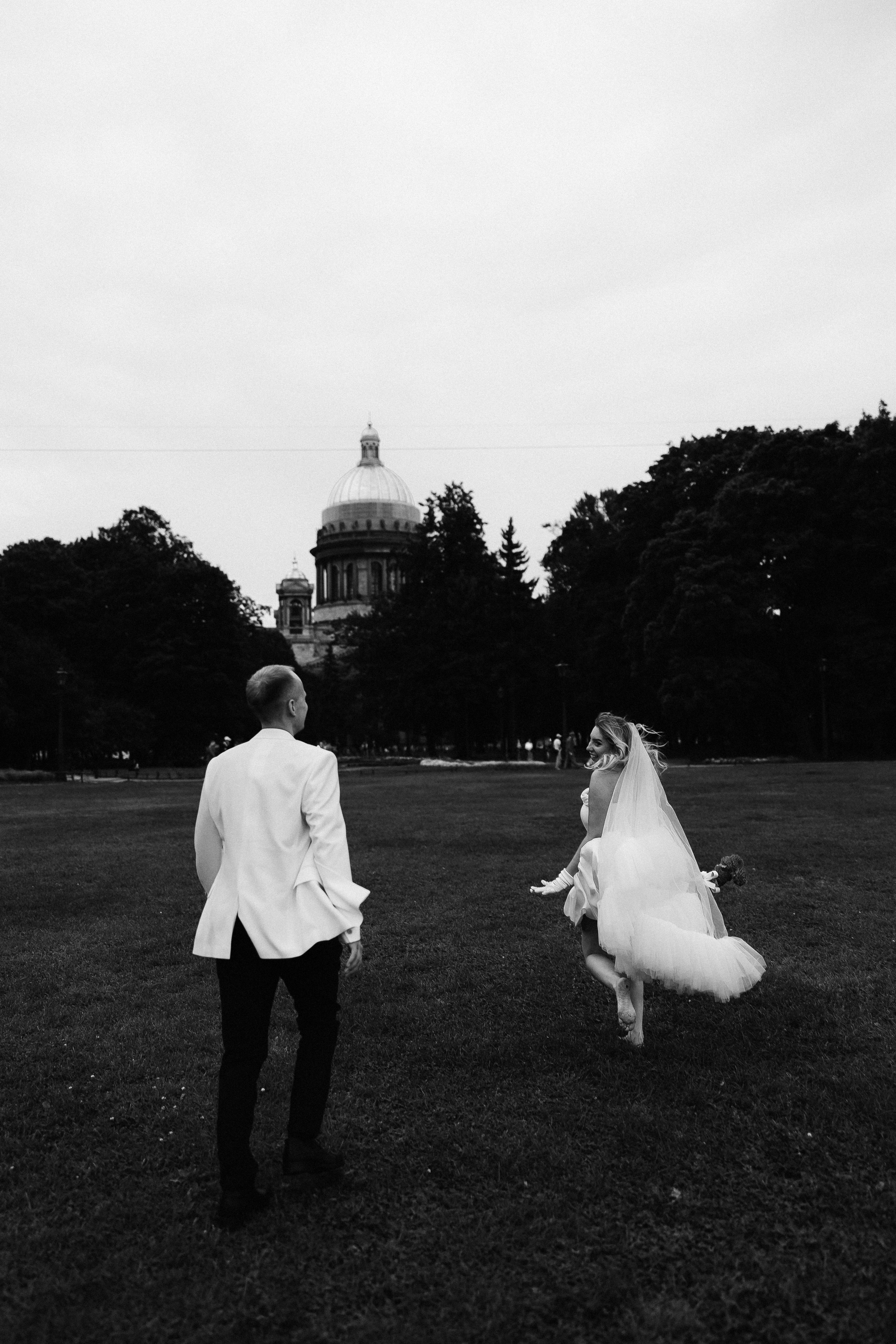 Когда я впервые увидел тебя, этот смех, ты мне напомнила по-моему сразу всех. Свадебный фотограф в Санкт-Петербурге Баженова Алина