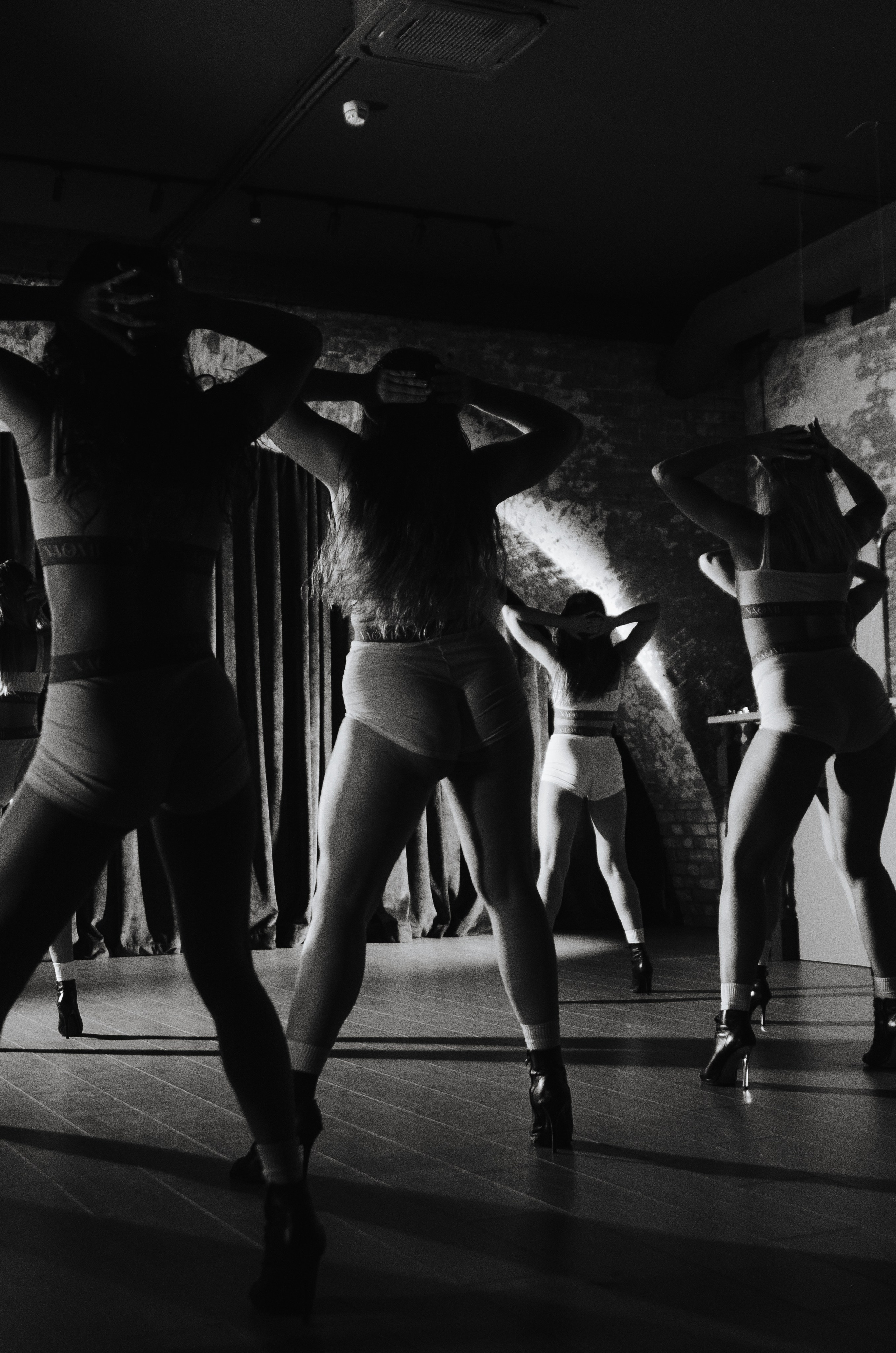 Фото-подглядки с видеосъемки танцевальной команды «Secret». Денисова Аля — фотограф для парных съемок и индивидуальных историй в Барнауле