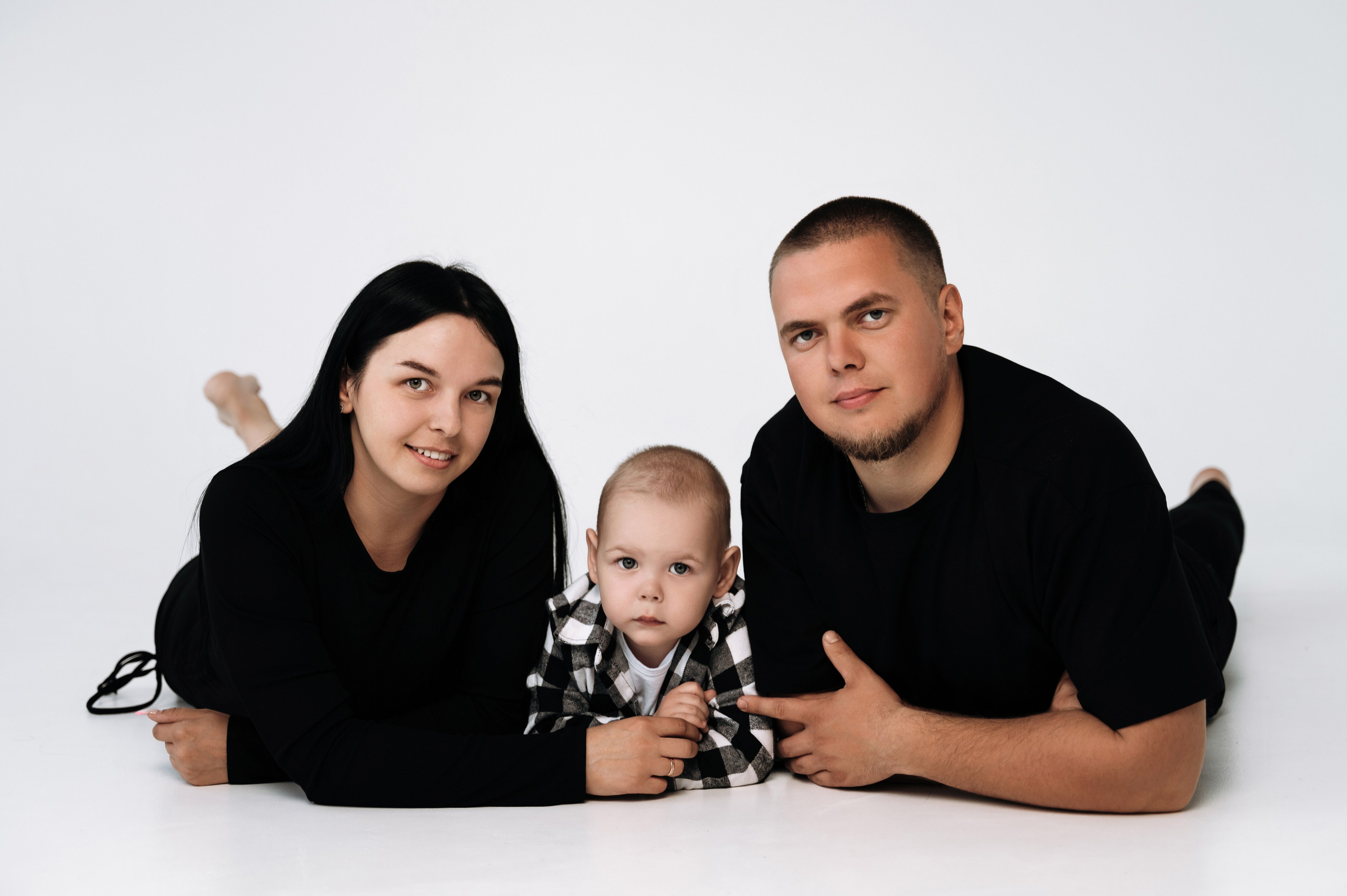 семейная фотосессия в фотостудии на циклораме