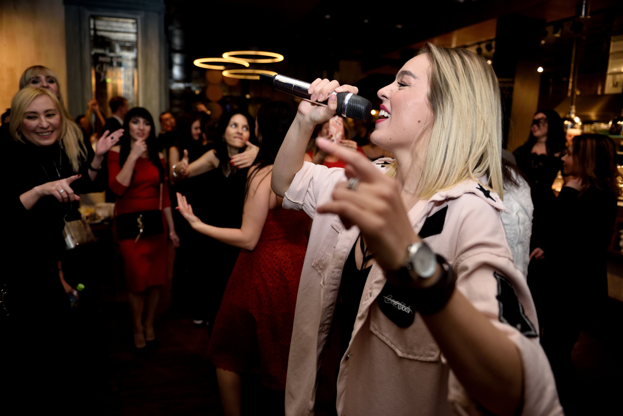 "Кавер-группа поет на корпоративе".