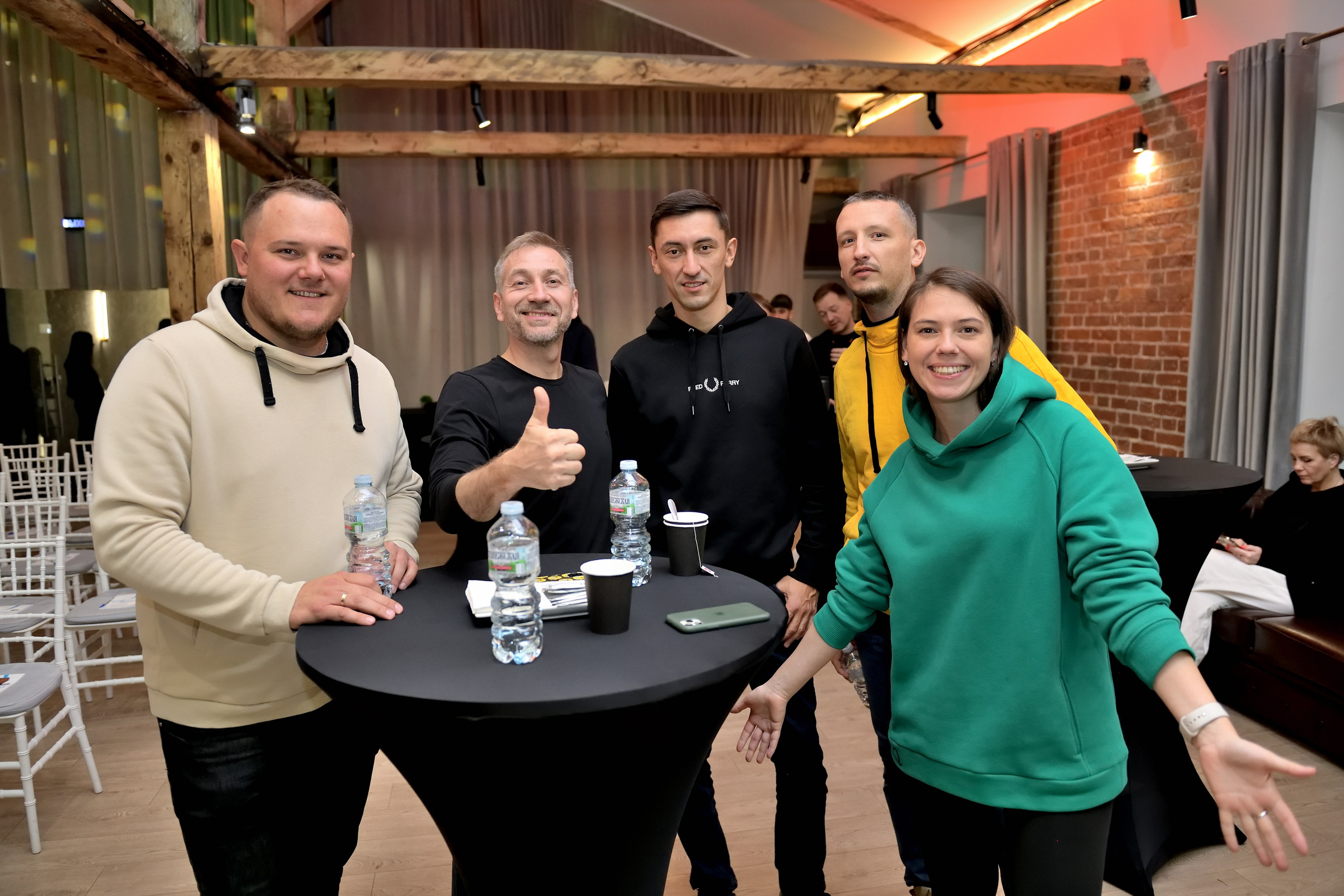 "Группа участников форума на кофе-брейке".