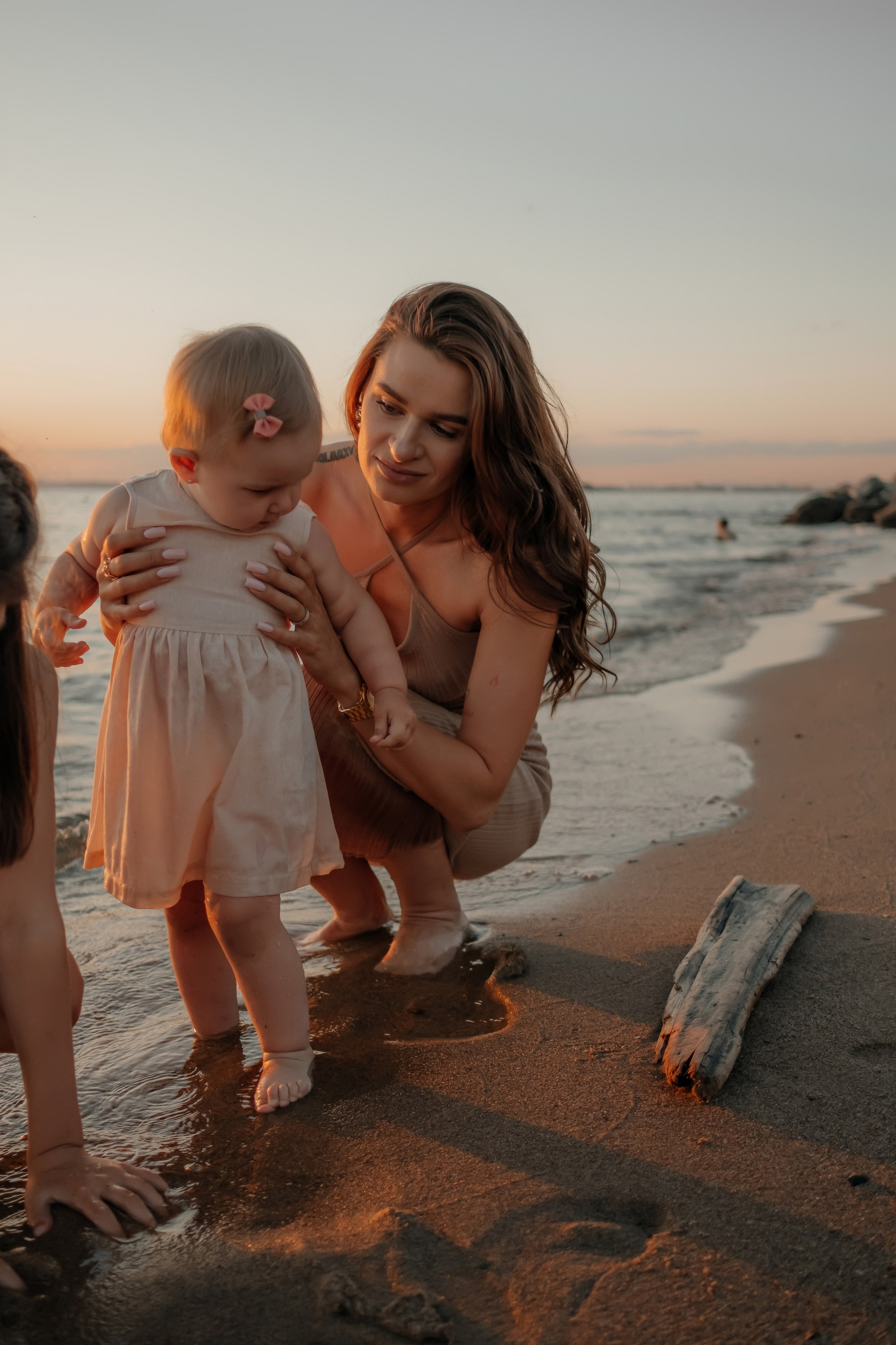 Катя с дочками на берегу. Фотограф в Новосибирске Диана Ильиных