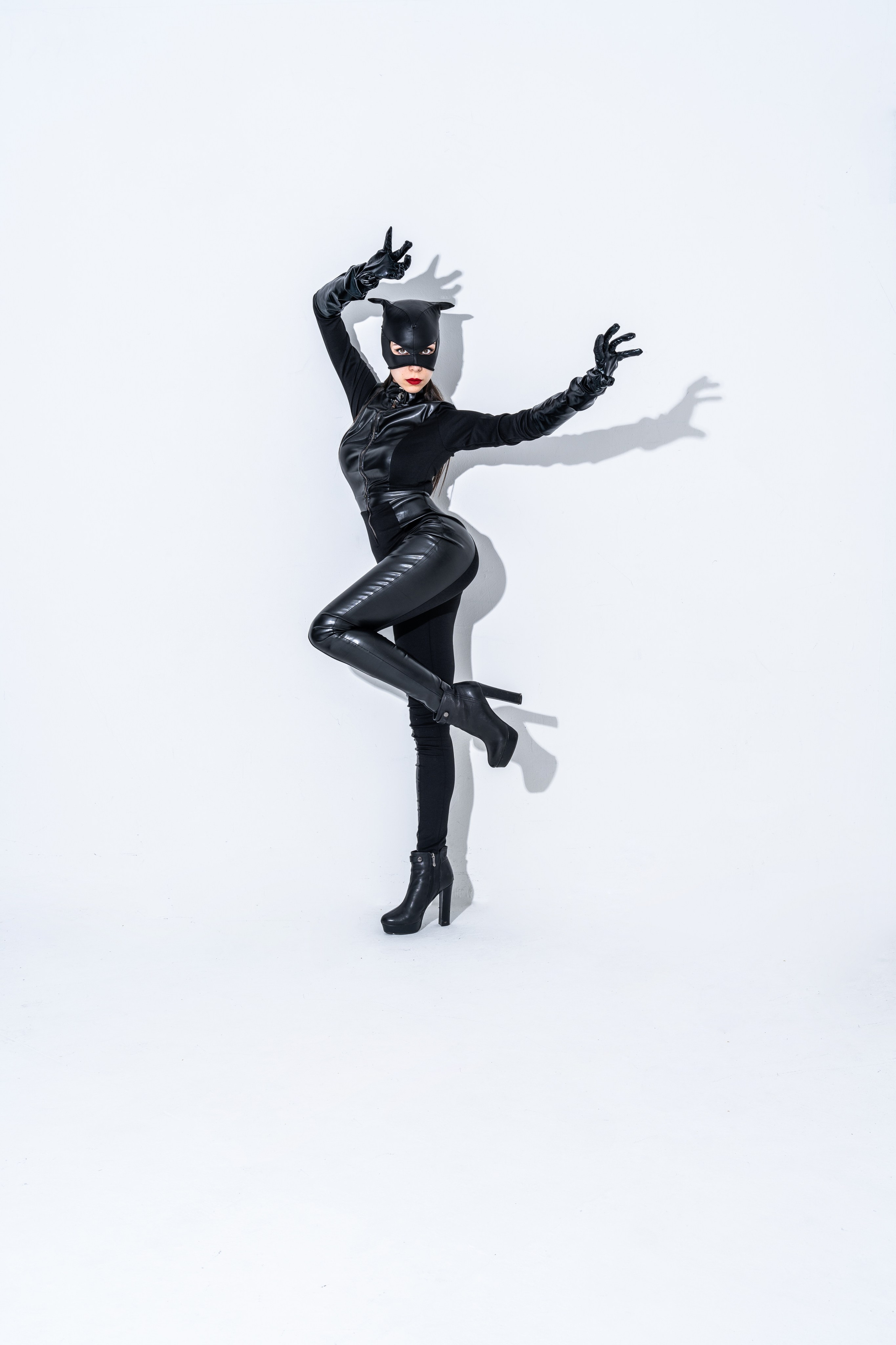 Женщина кошка. Модель Камилла white background. Свадебный и индивидуальный фотограф Аля Мамакова