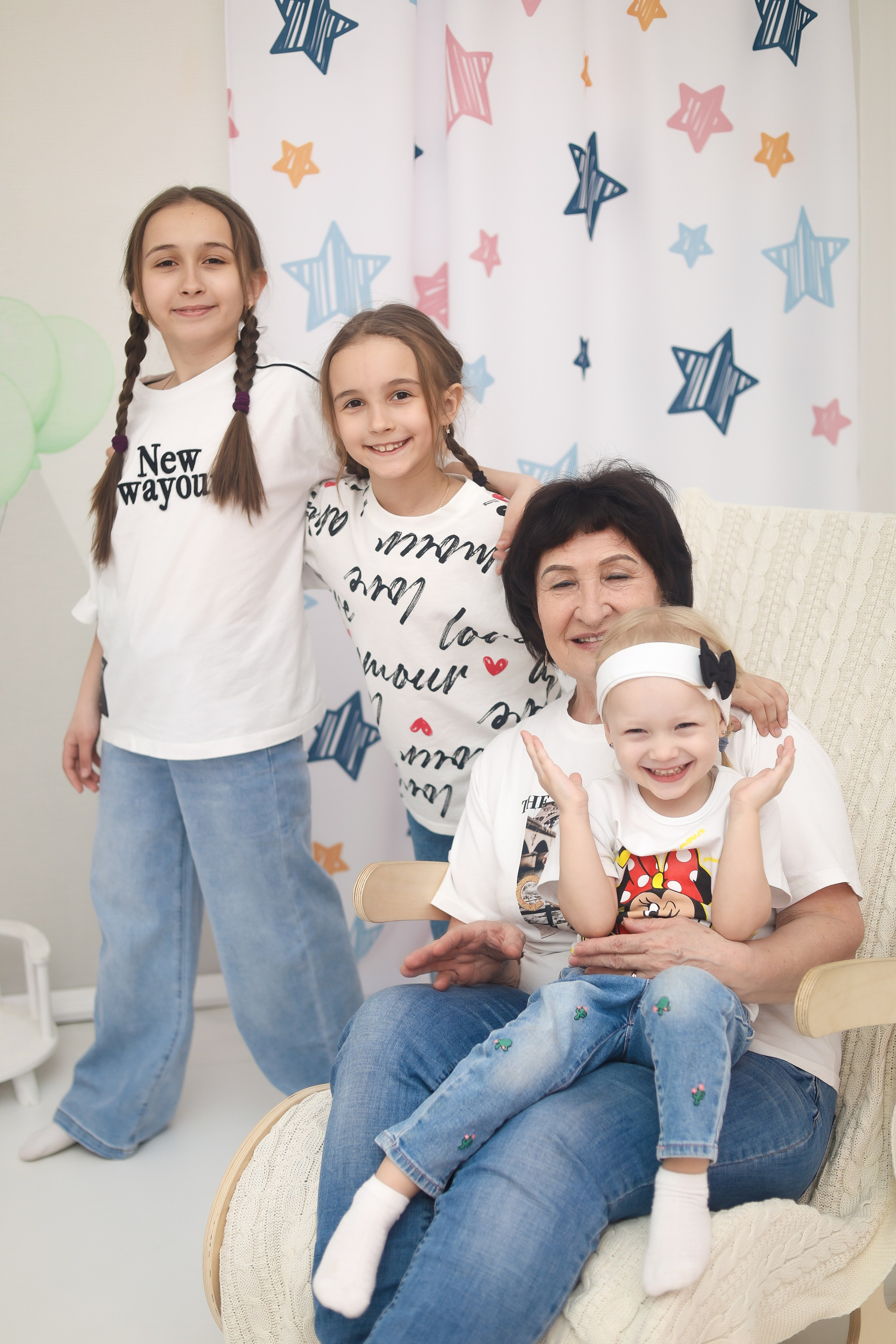 Семейные фотосессии студийные; новогодние, тематические, домашние и тд. Выпускные альбомы для школ и Детских садов в Барнауле /Выпускные/Свадебные/Детские/Семейные и др. виды съёмок /Фотограф Вера Валейко