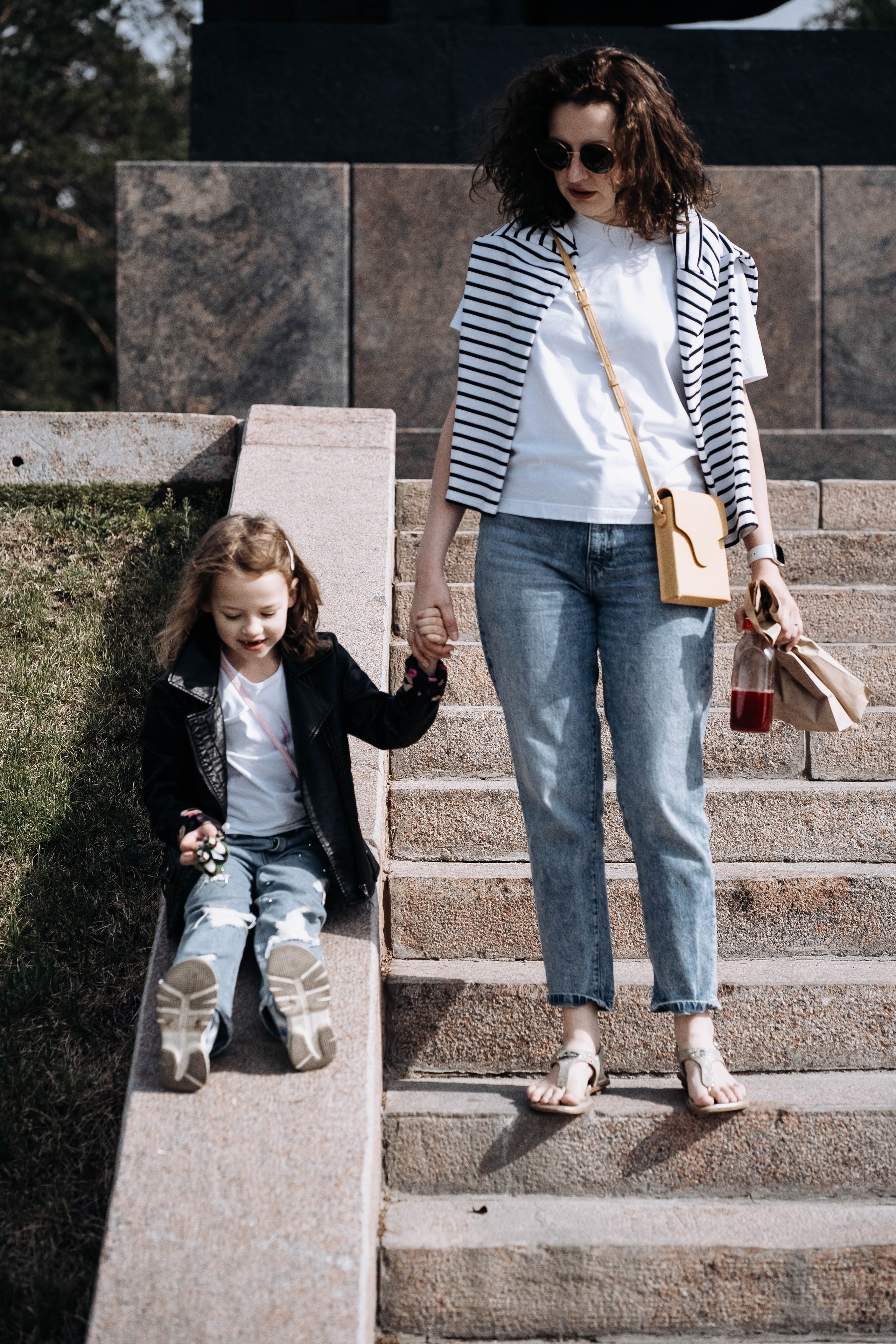 Маня и Аня ранним утром 🤍. Семейный фотограф в Томске Зарина Азизбаева