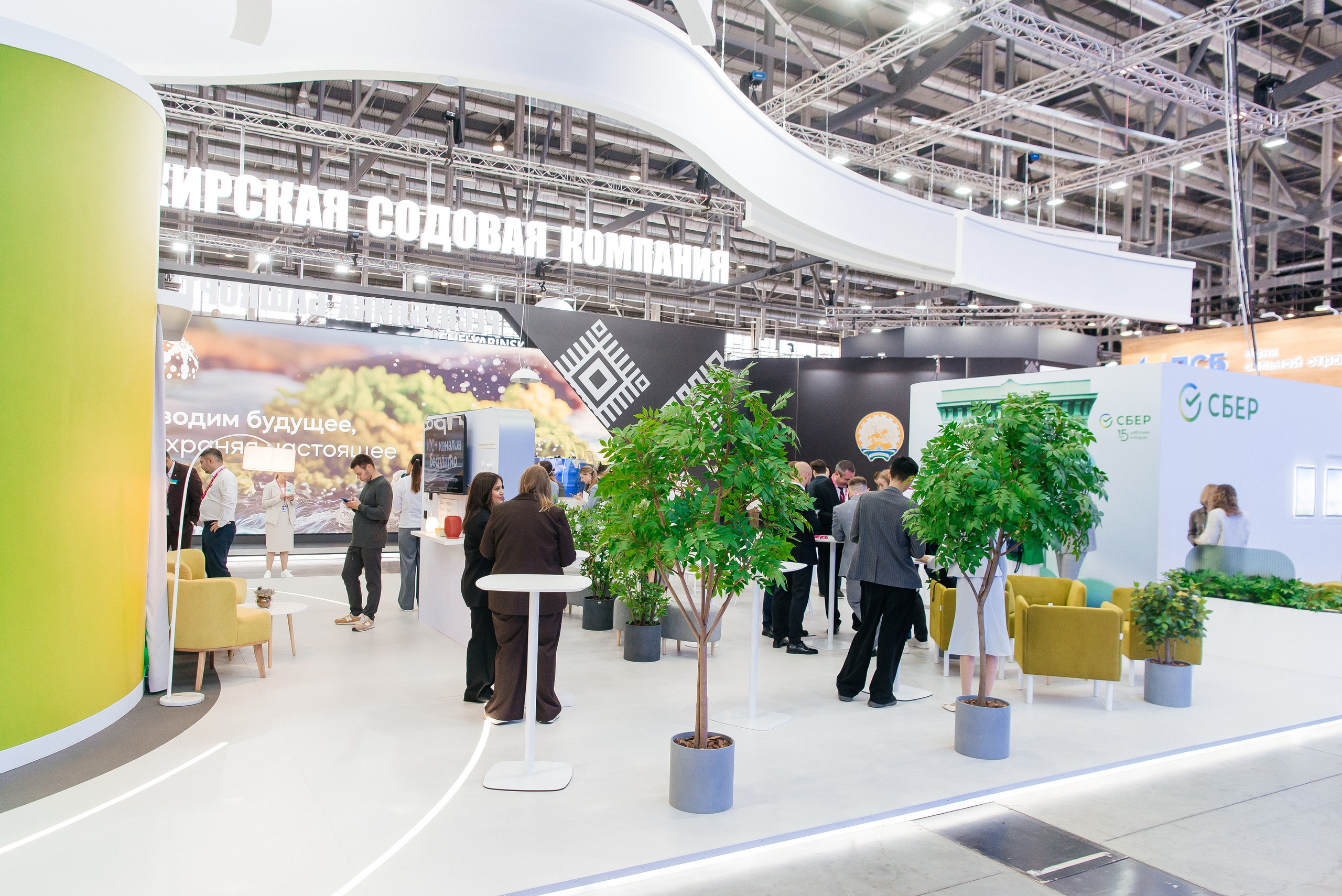 Стенд Сбера на Иннопром 2025. Профессиональный фотограф в Екатеринбурге Ирина Смирнова